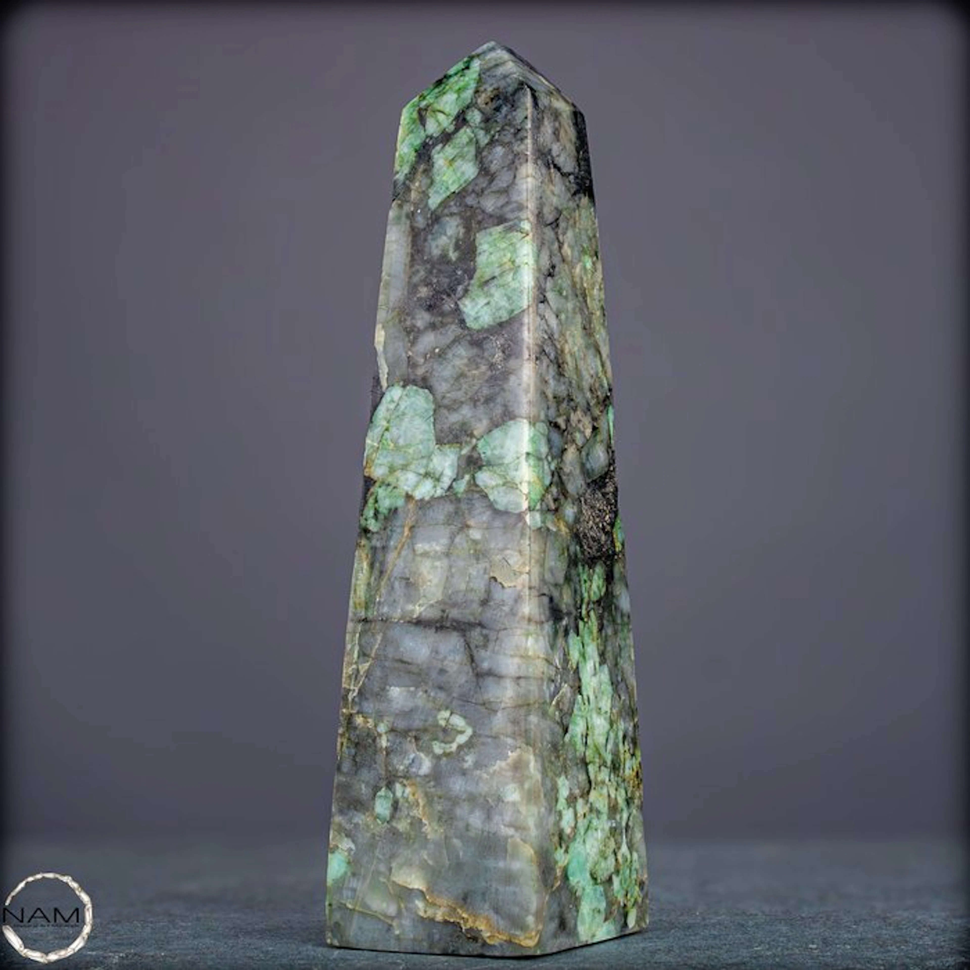 Natural Emerald Obelisk - Top quality- 503.97 g