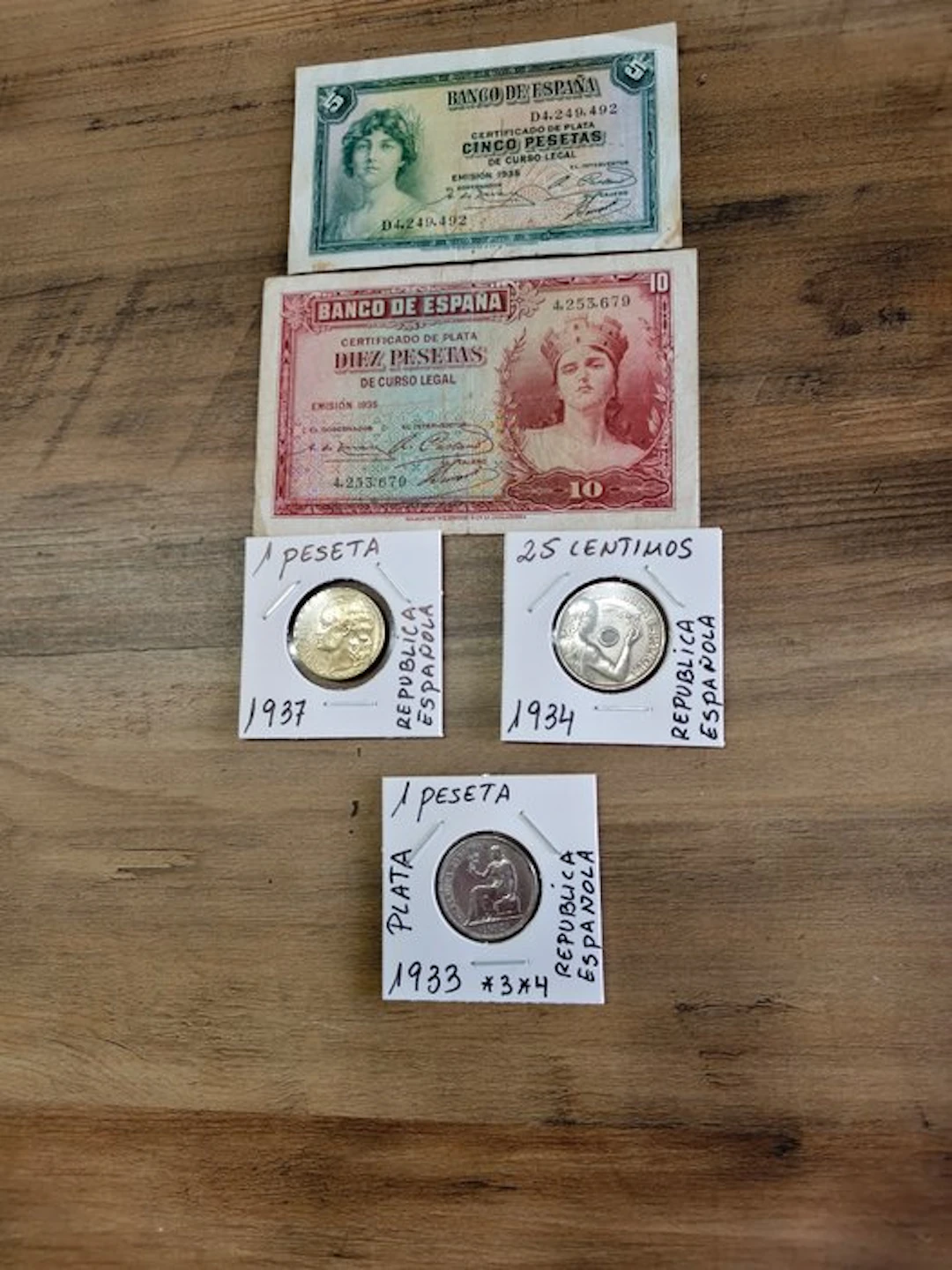 Spain. 3 monedas y 2 billetes de la republica española...