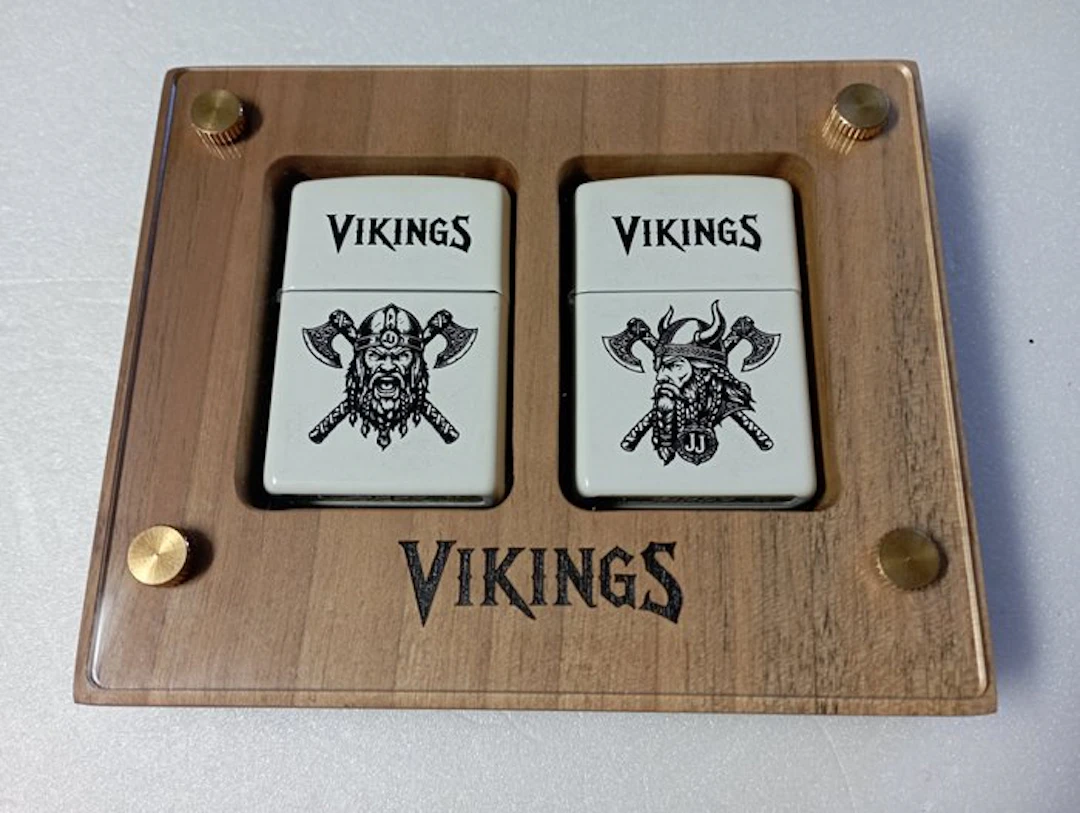 Zippo - Vikings con expositor de madera - Lighter - Brass - (2)