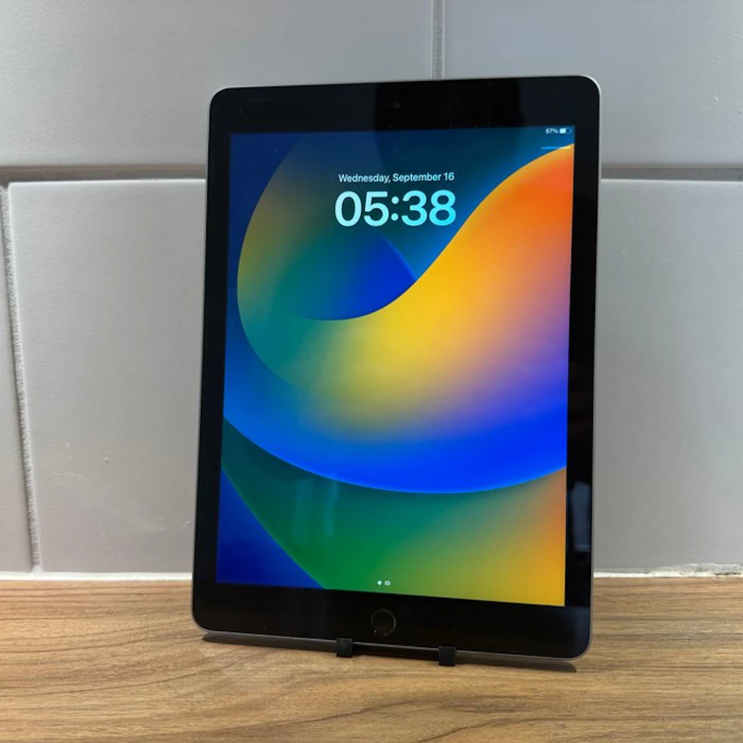 Apple iPad (5th Generation) 128GB Wifi - Mobile phone