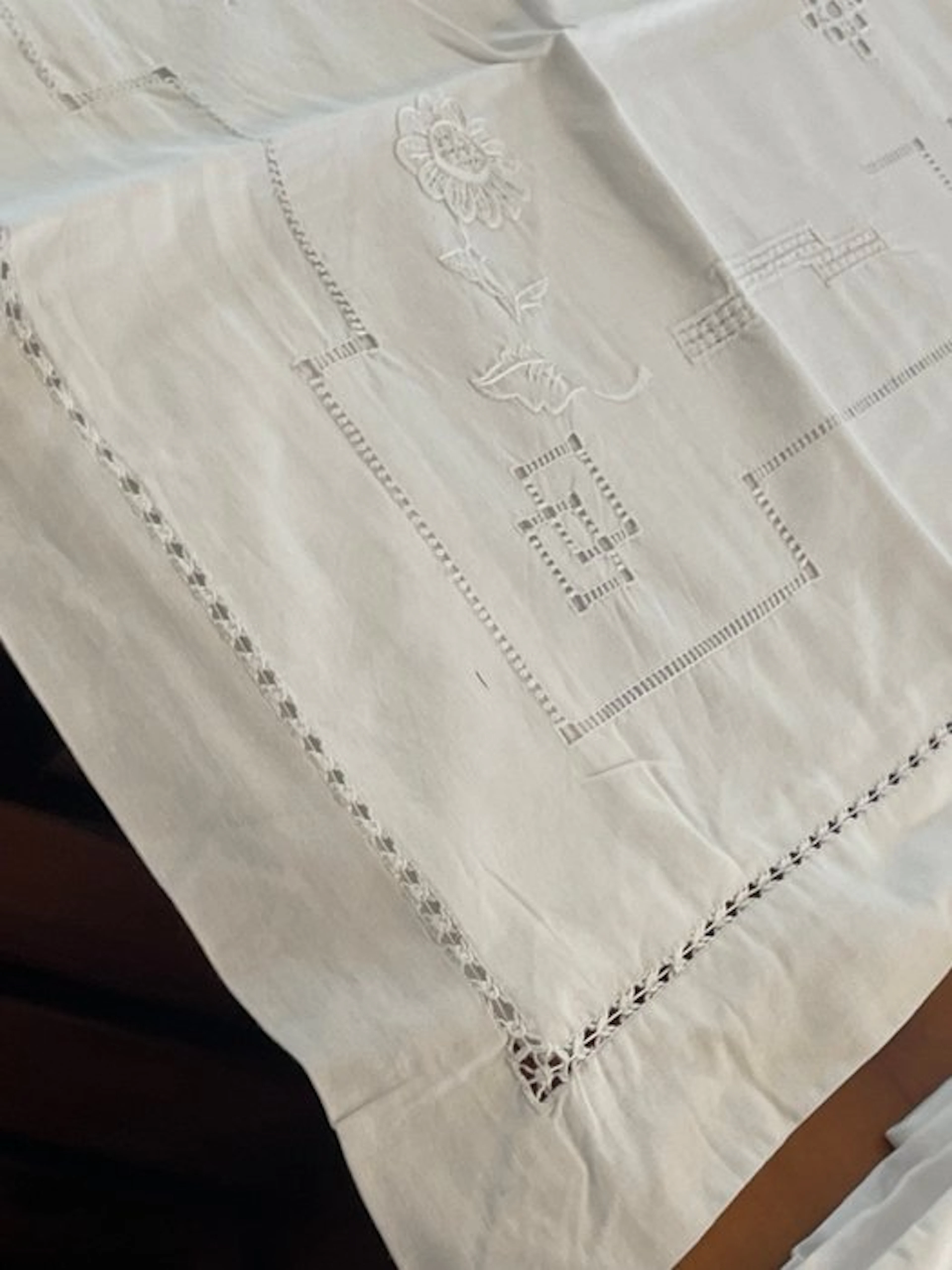 stupendo lenzuolo con ricamo a intaglio e spilature...