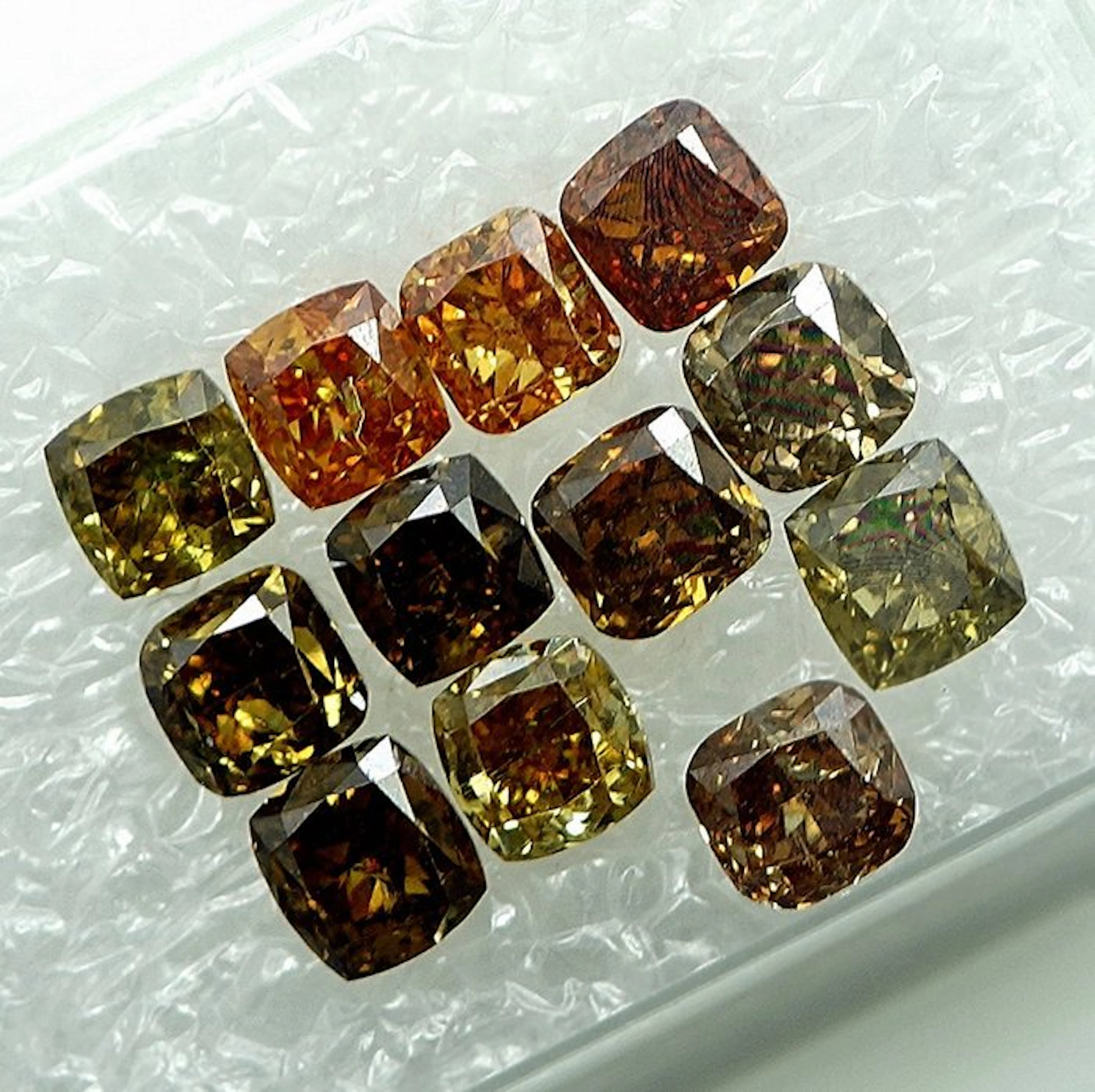 12 pcs Diamond (Natural coloured) - 2.37 ct - Cushion - I2