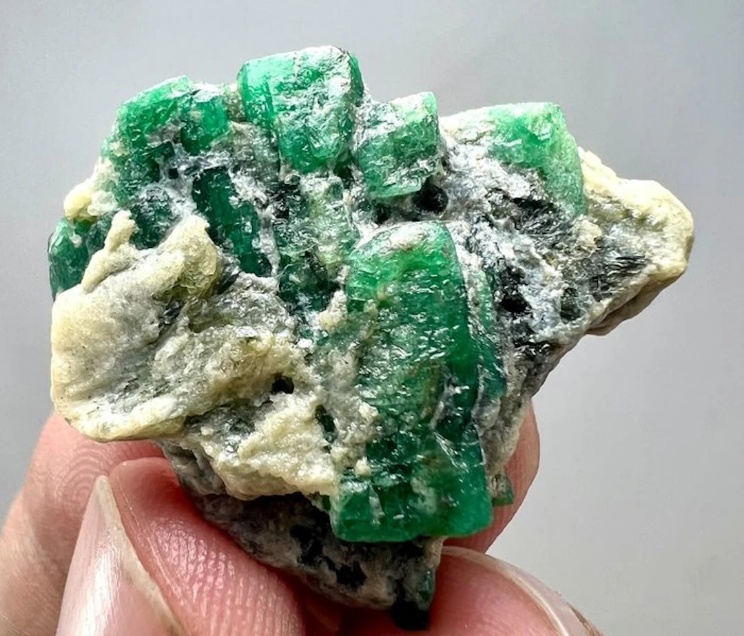 Emerald Crystal on matrix - Height: 34 mm - Width: 29 mm- 11.2 g - (1)