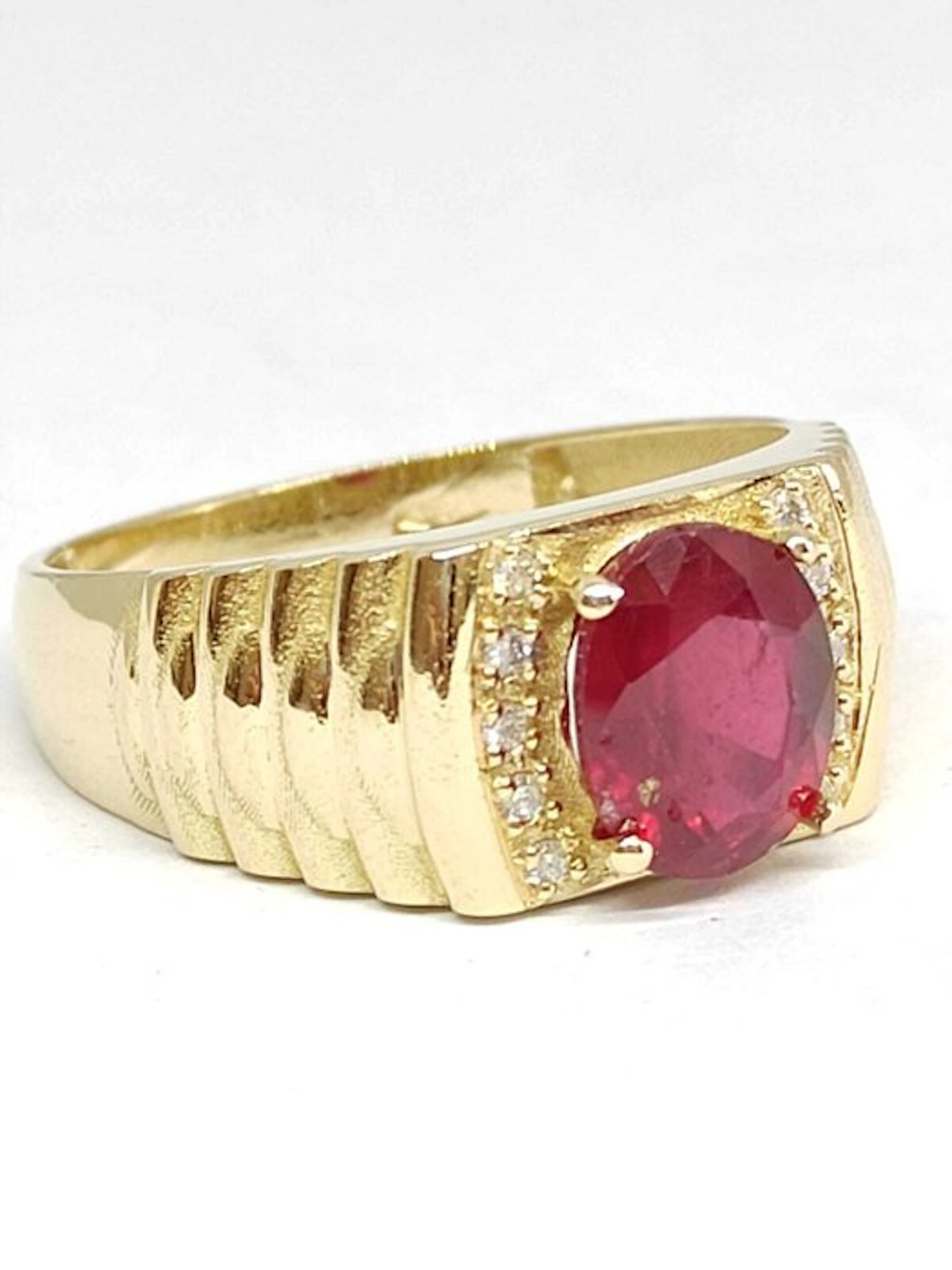 Ring - 18 kt. Yellow gold - 3.10ct. tw. Ruby - Diamond
