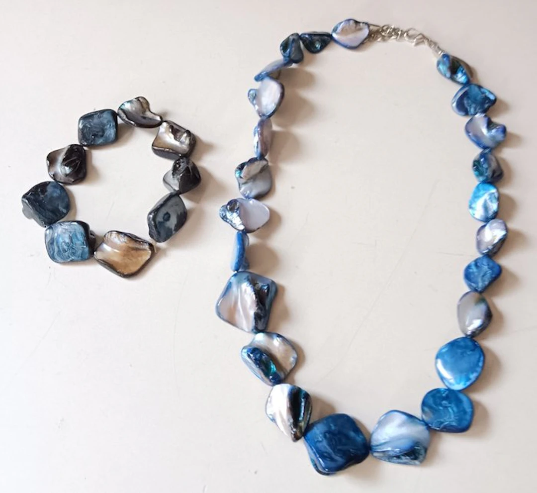 Mother of pearl sea shells - Necklace
