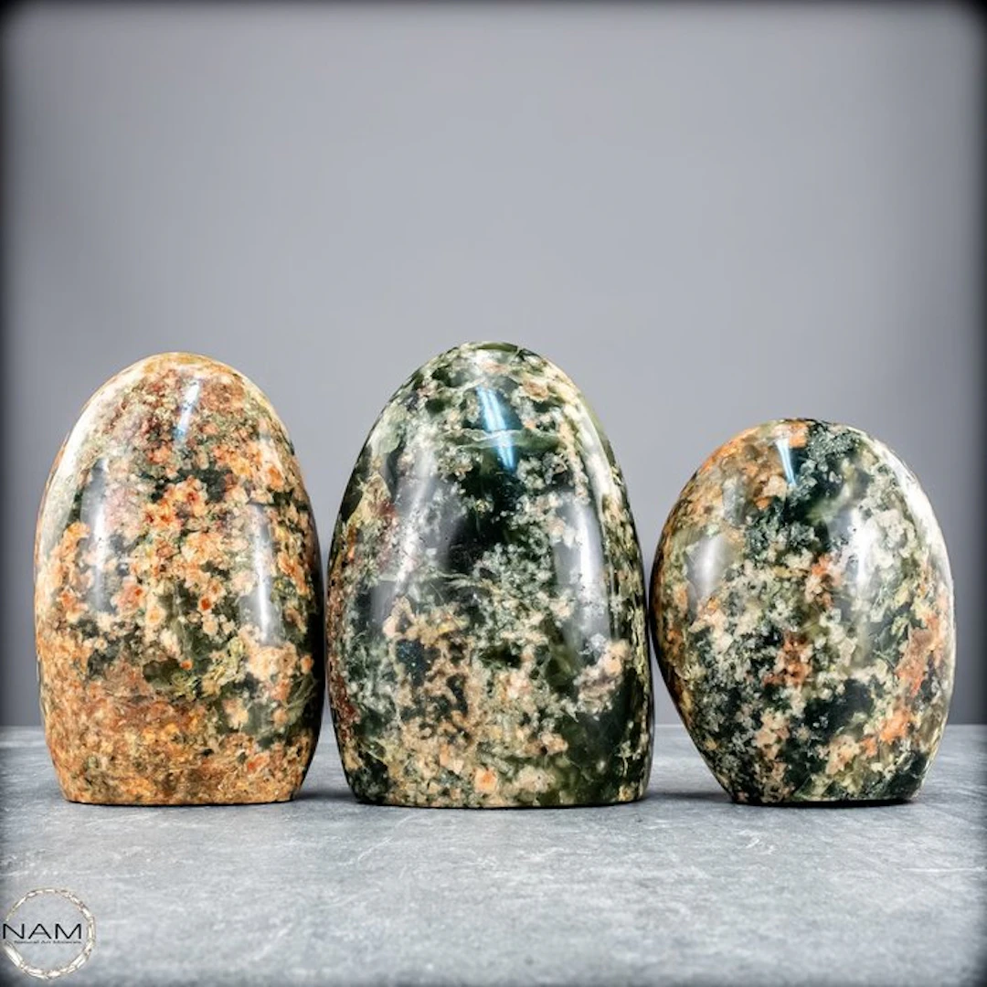 Nature Art in Stone – Exclusive flower agate set full of...