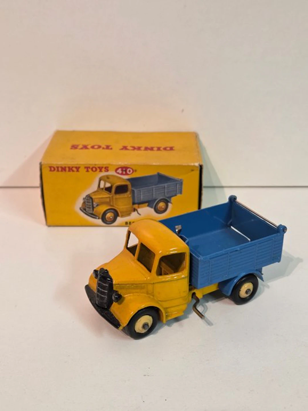 Dinky Toys 1:43 - Model truck - 410 Bedford end tipper...