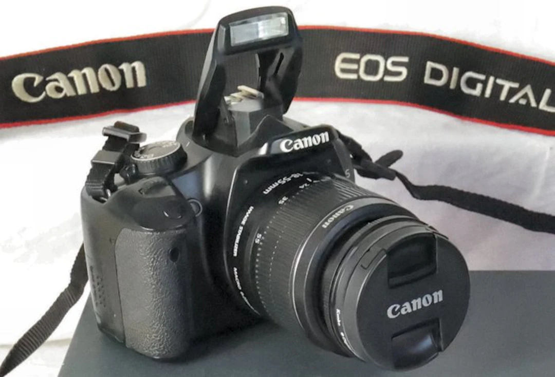 Canon EOS 450D met EF-S 18-55mm 1:3.5-5.6 IS II