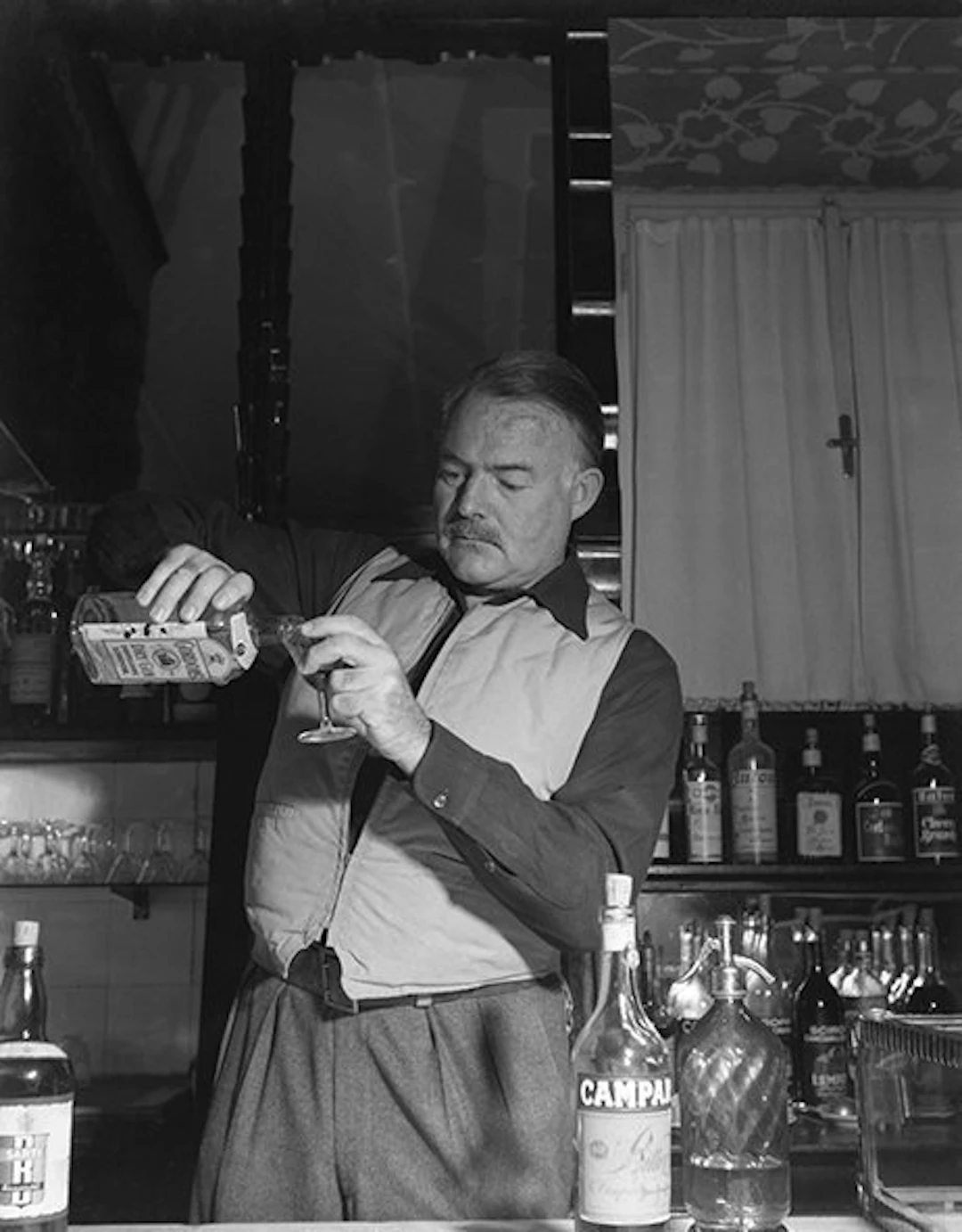 Camerapohoto Epoche/Vittorio Pavan - 21-Ernest Hemingway-Cortina 1948