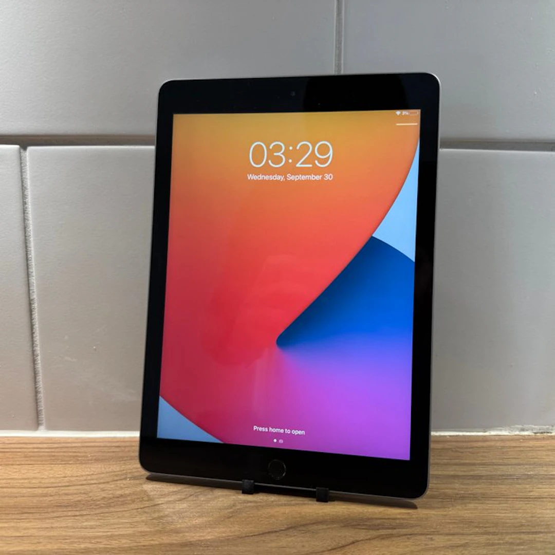 Apple iPad (5th Generation) 128GB Wifi - Mobile phone