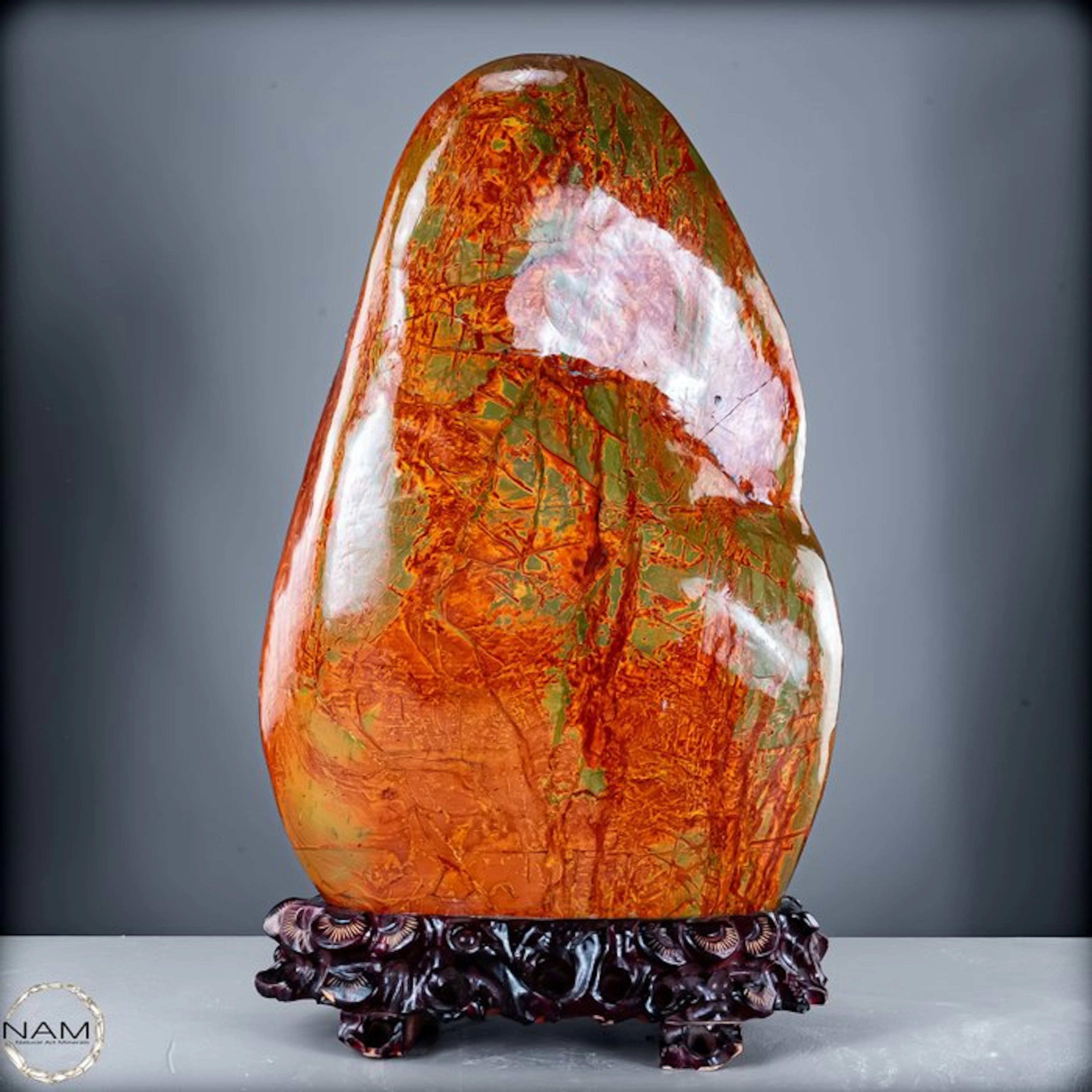 China Jasper freeform on wooden pedestal – monumental...