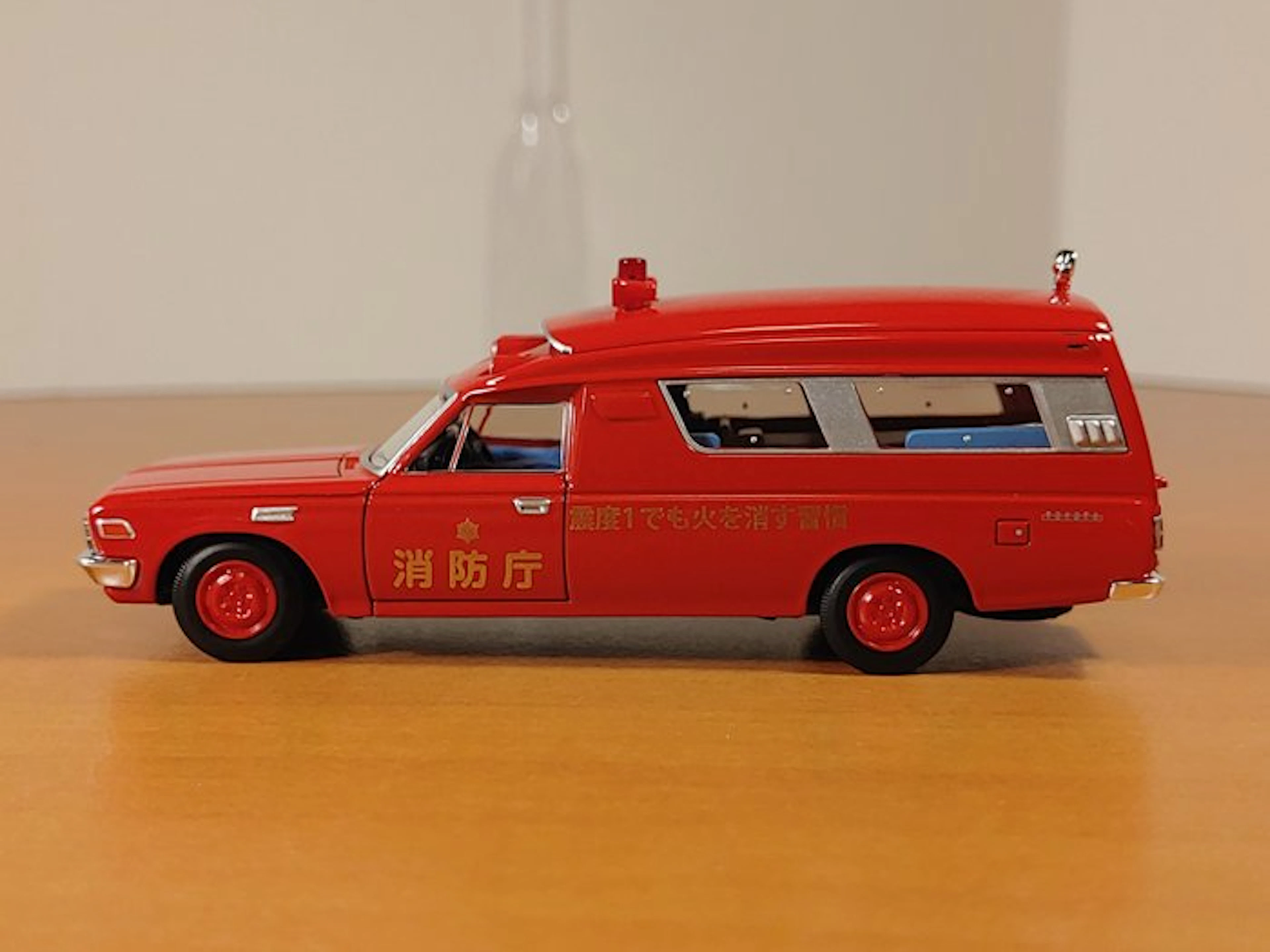 Tomica 1:64 - Model van - Toyota Ambulance FS55V - Red - Ambulance & Red Cross