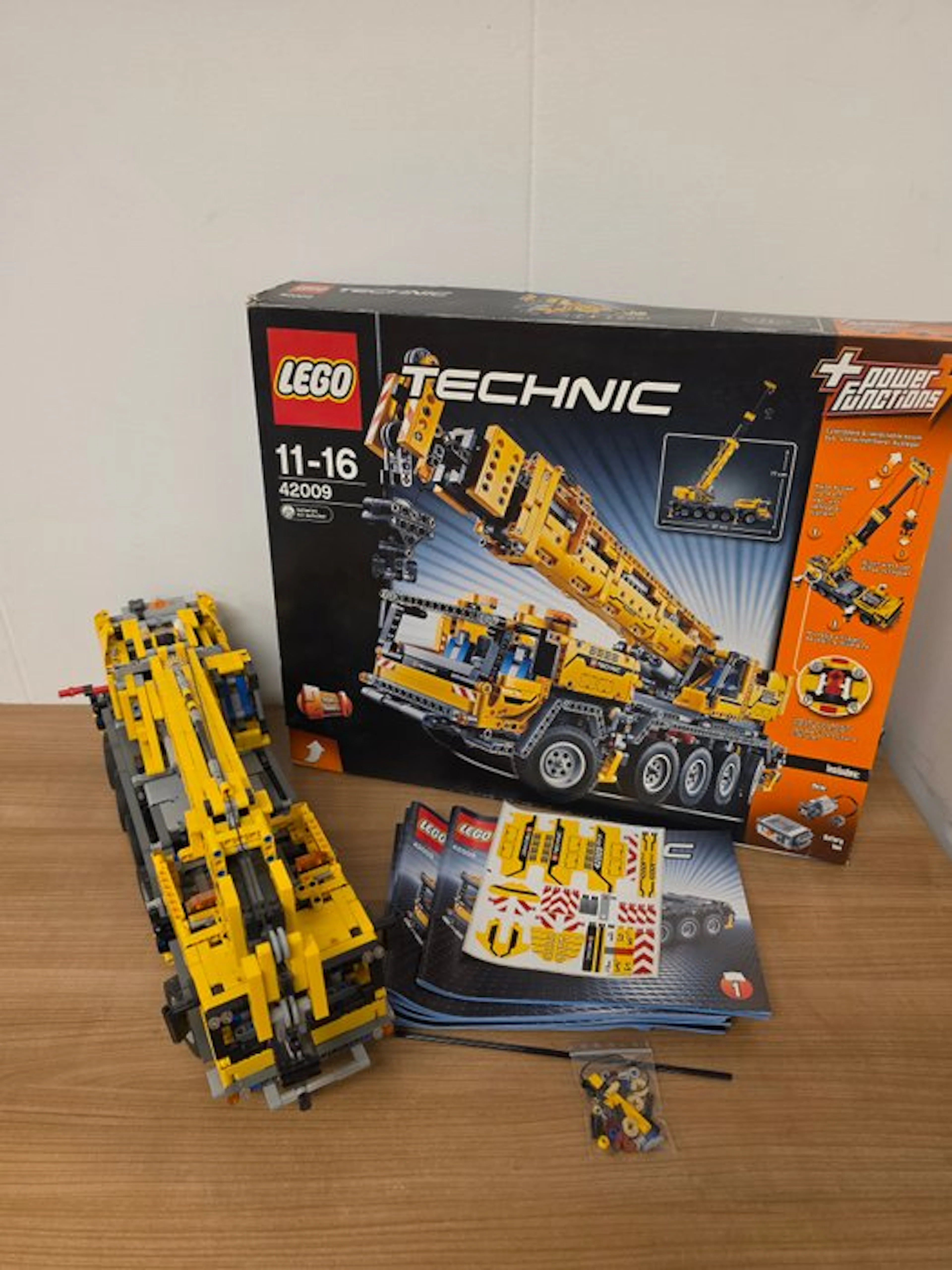 LEGO Set - 42009 - Technic - Mobile Crane MK II