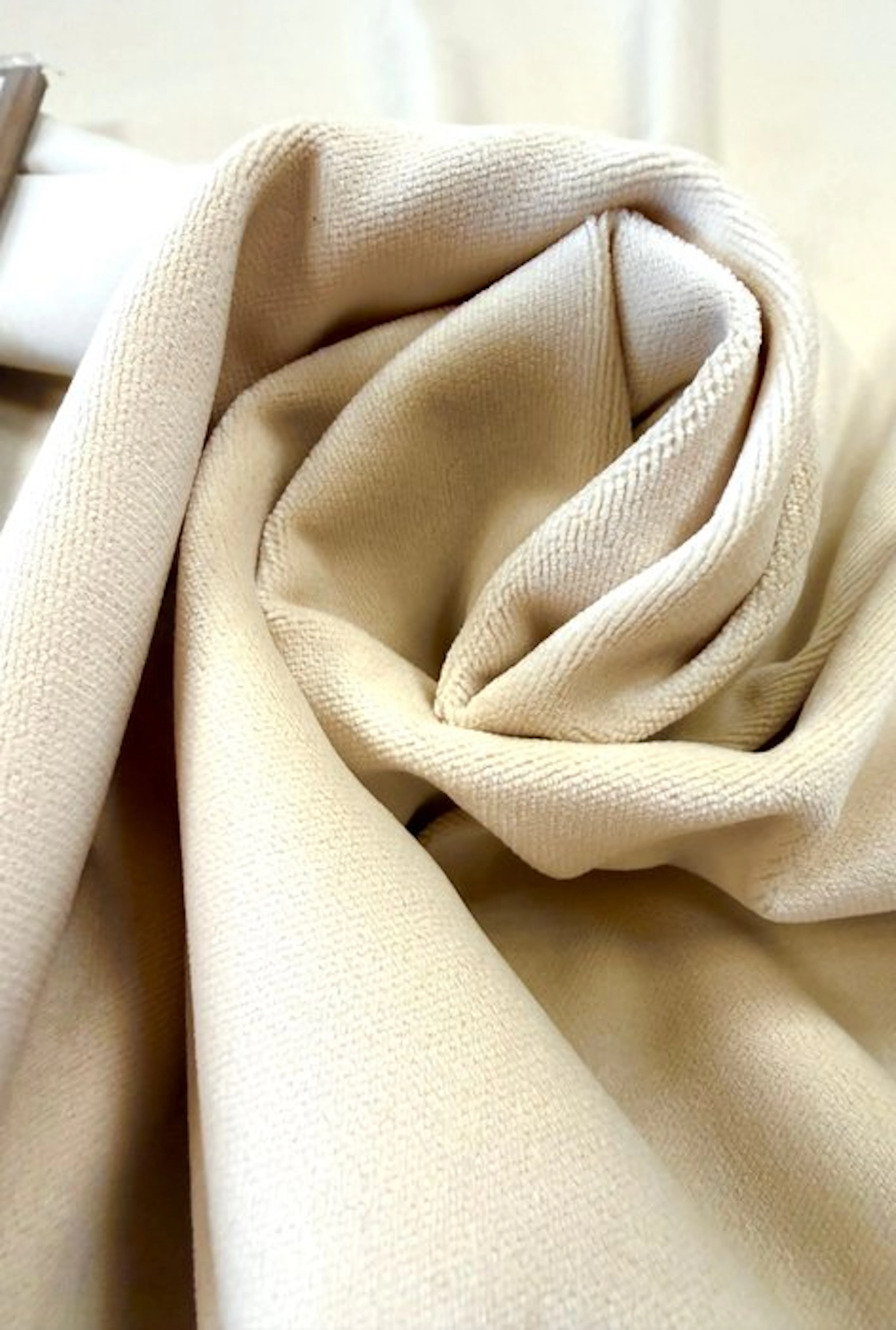 1756★Premium tufted velvet in an elegant warm ivory solid...