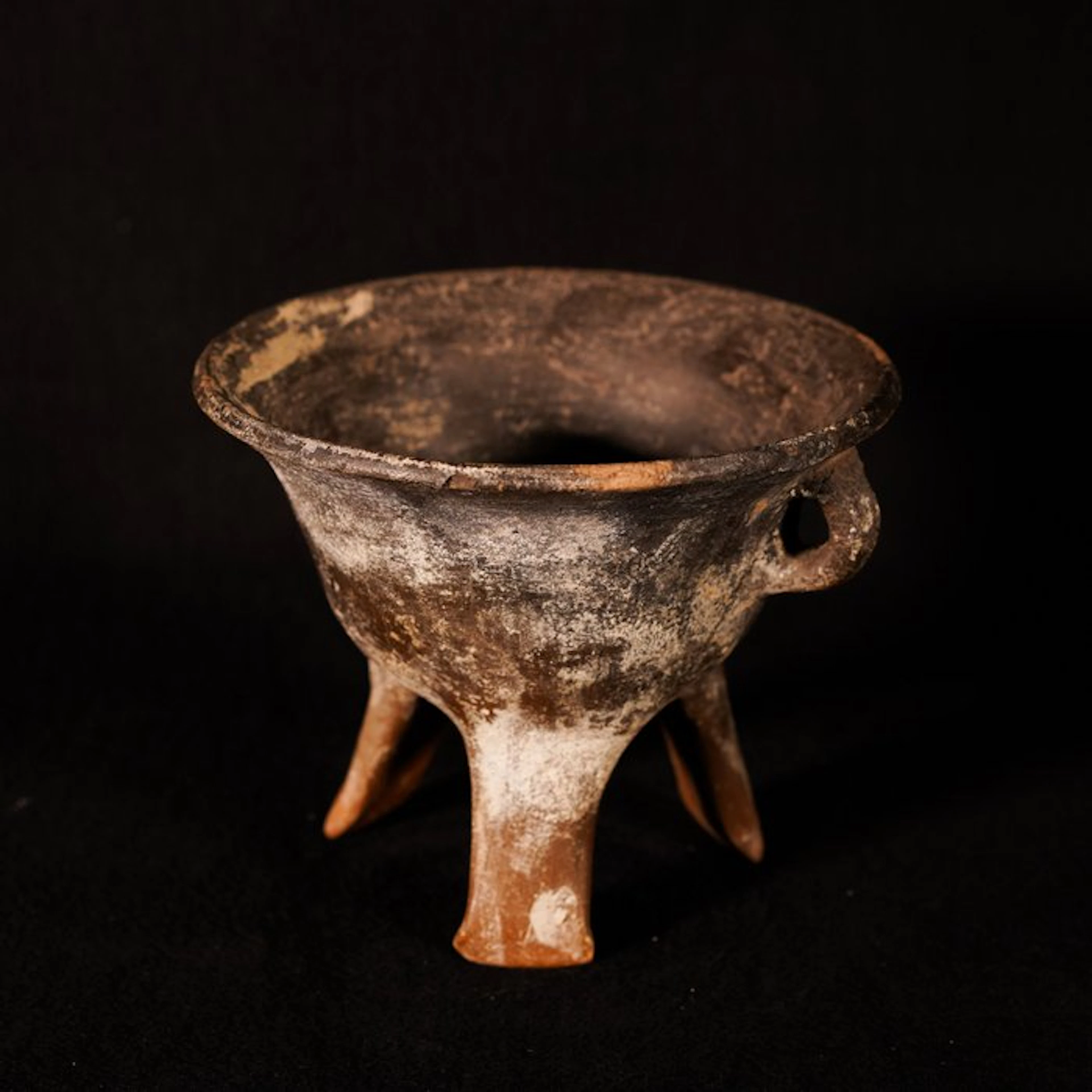 Near Eastern Terracotta Tripod Vessel, 14,5 cm -Belonging to Ifergan Museum-