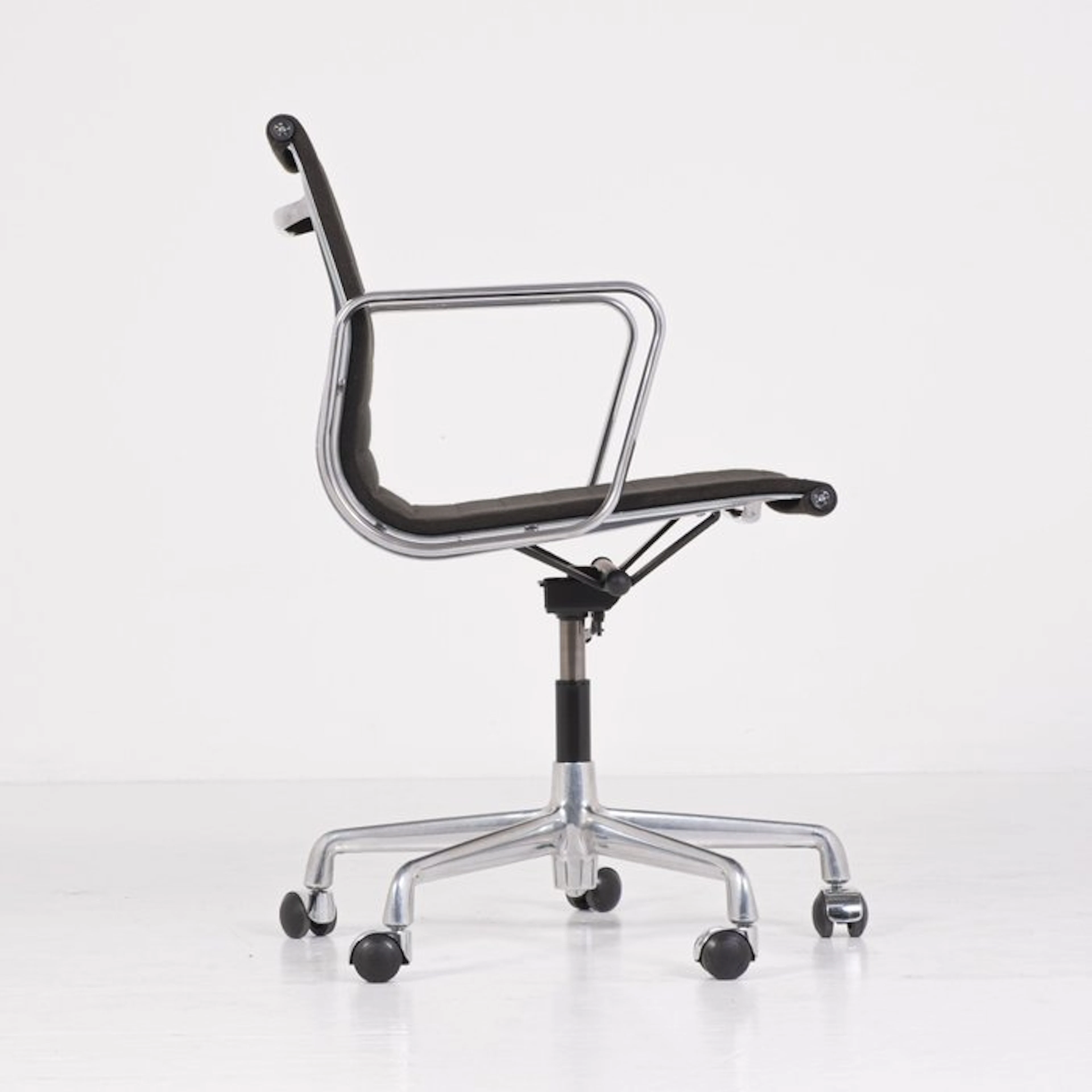 ICF, NO RESERVE PRICE - Charles & Ray Eames - Chair - EA117 - Aluminium