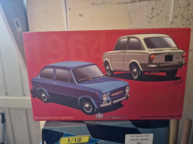 1:18 - Model sedan