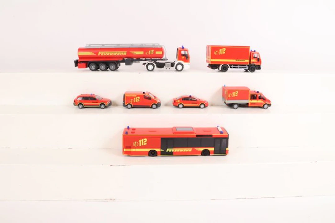Rietze H0 - 99024/99039 - Model train vehicles (2) - Fire brigade sets