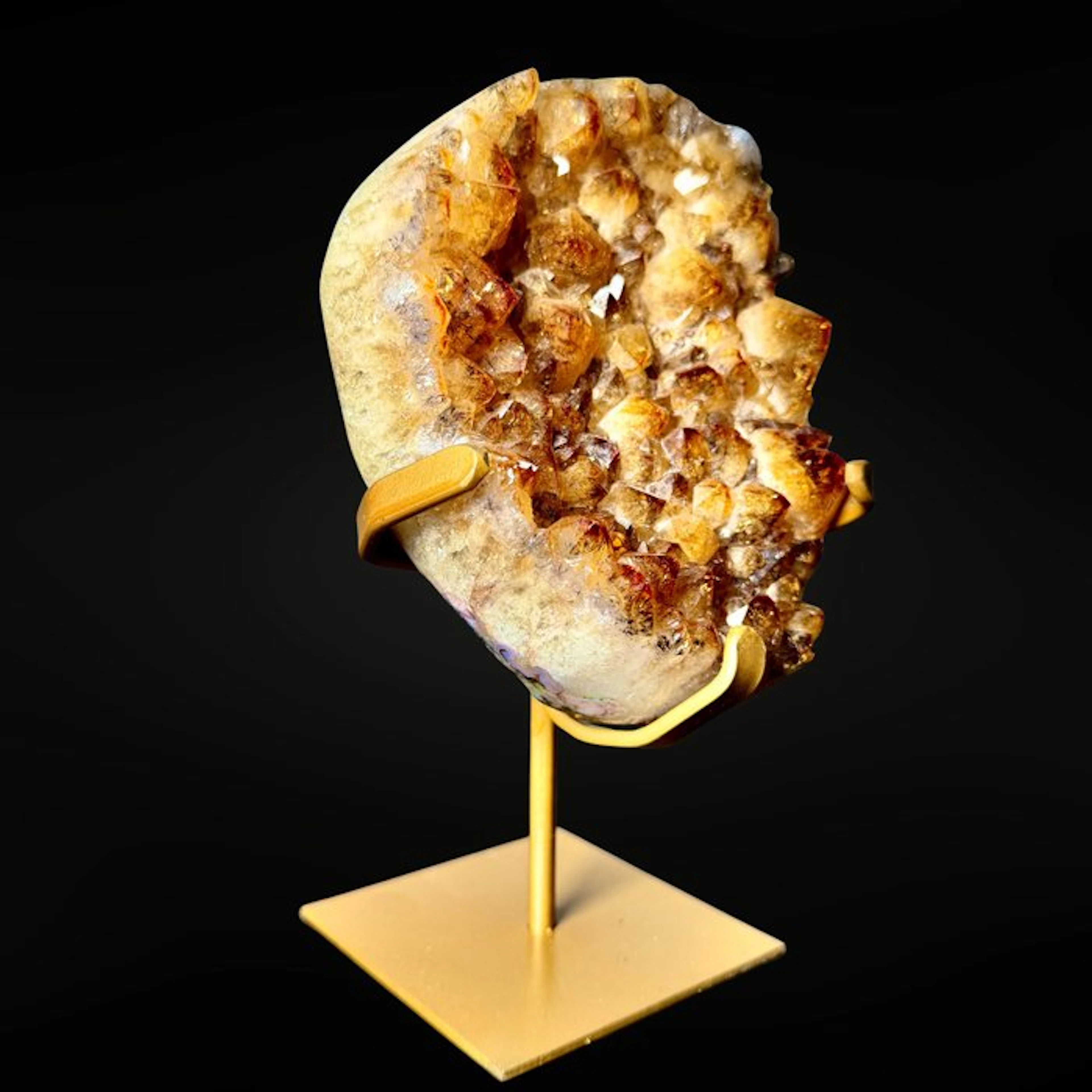 Citrine on a pedestal Carving - Height: 180 mm - Width: 110 mm- 1262 g - (1)