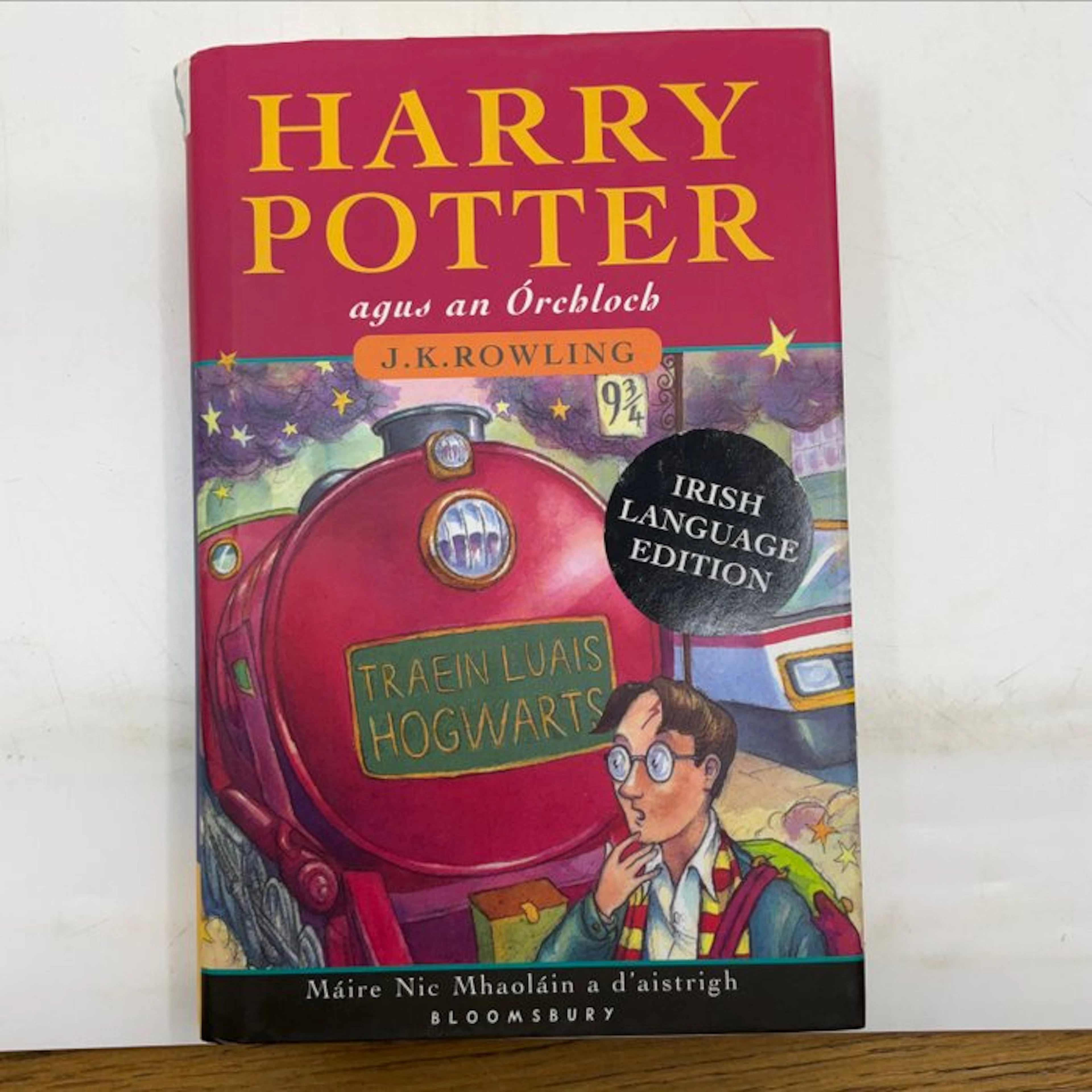 J.K. Rowling - Harry Potter Agus An Orchloch (first Irish...