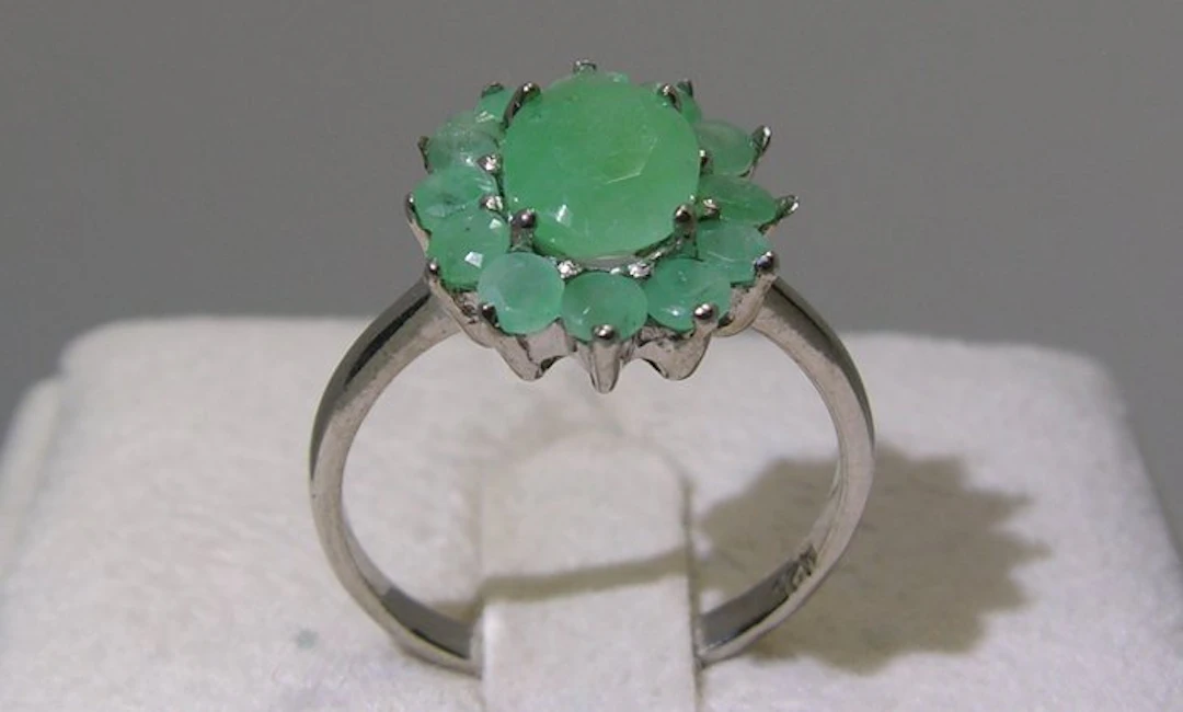 Emerald ring - Height: 24.7 mm - Width: 19.3 mm- 3.3 g - (1)