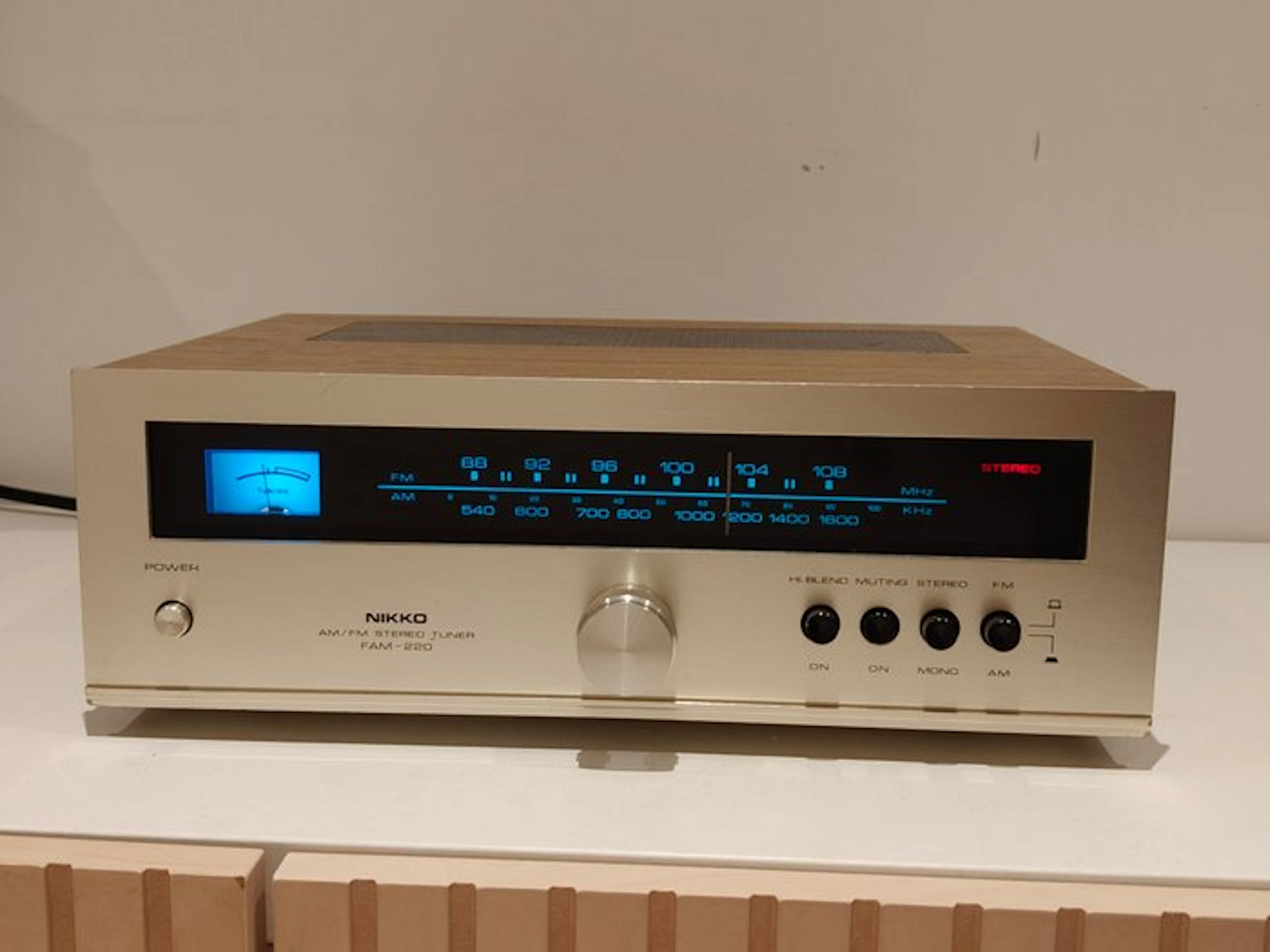 Nikko - FAM 220 AM-FM stereo Tuner