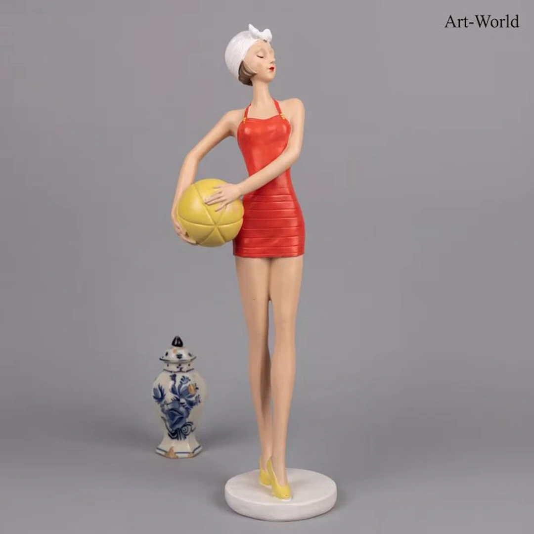 Statue, Vrouw met bal - 33.5 cm - Resin