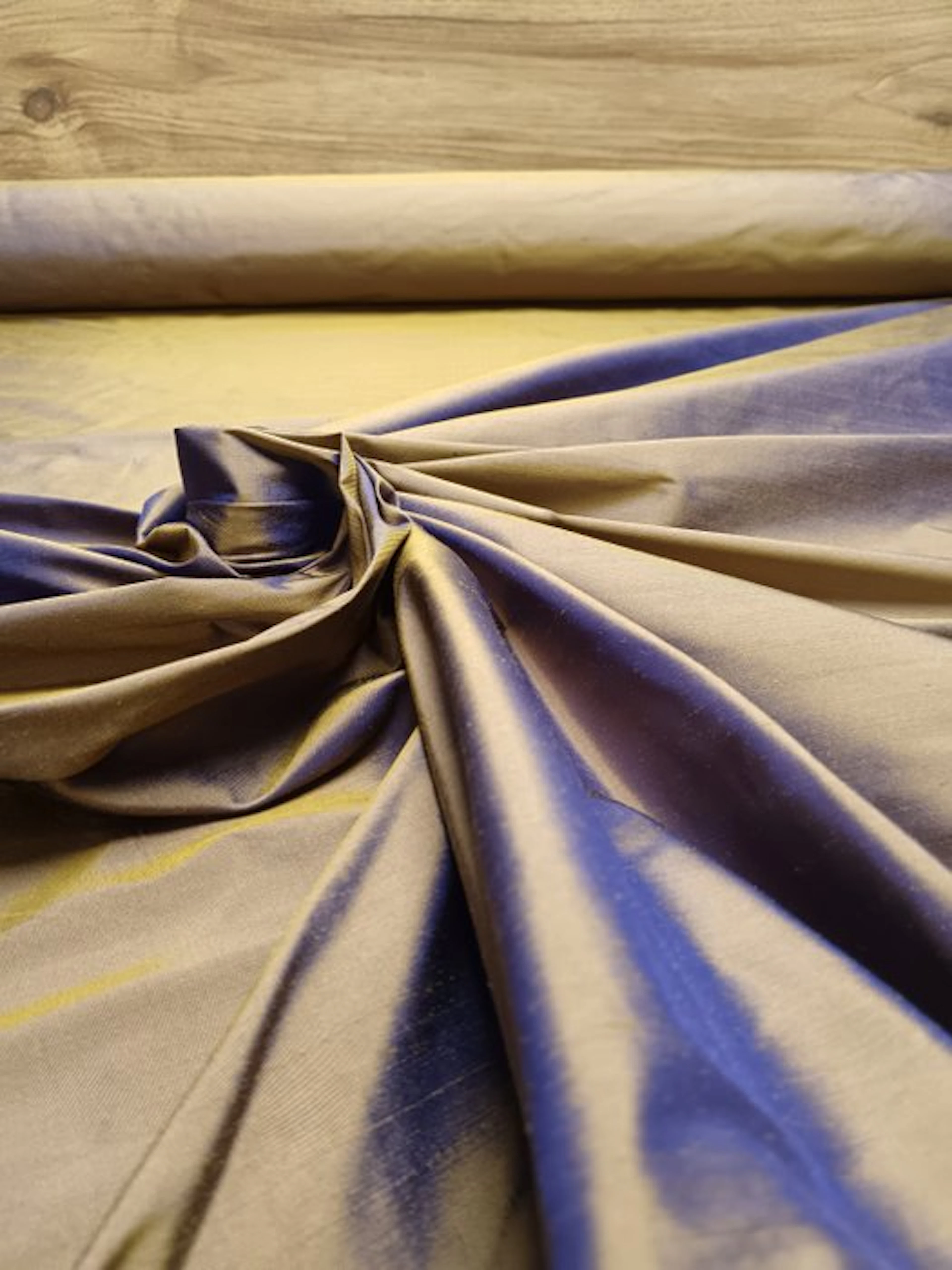 Silk shantung E 687 1.30 x 5.90 m - Textile - 590 m - 130 m - Shantung silk