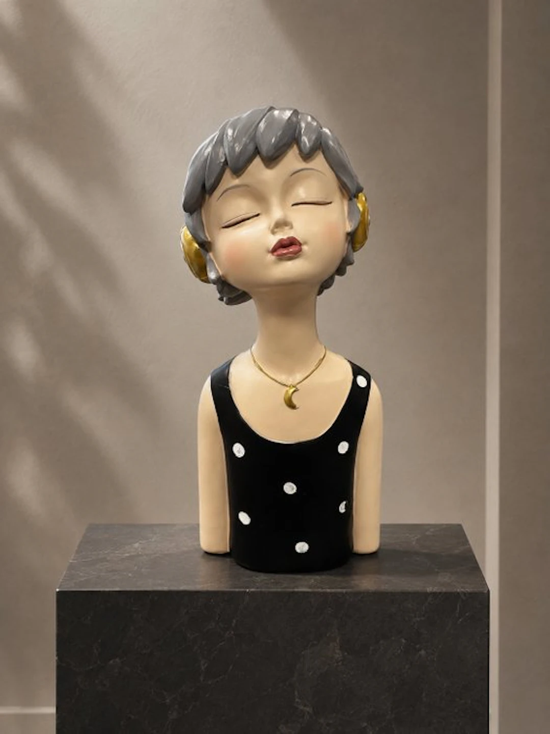 Bust, Modern sculptuur – Dromend meisje met gouden...