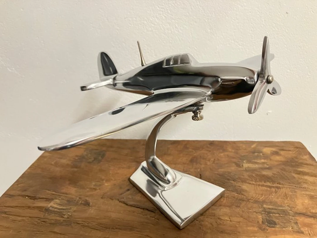 Hawker Hurricane op statief - Model plane - Polished steel chrome.