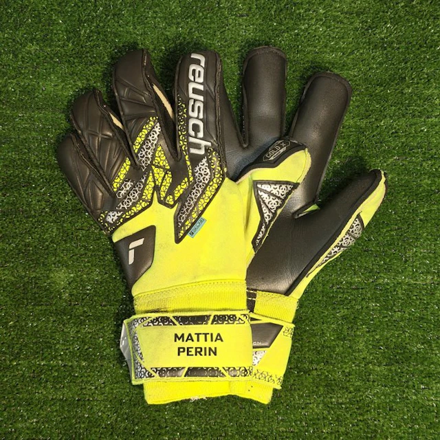 Juventus - Italian Football League - Mattia Perin - 2026 - Goal keeper gloves