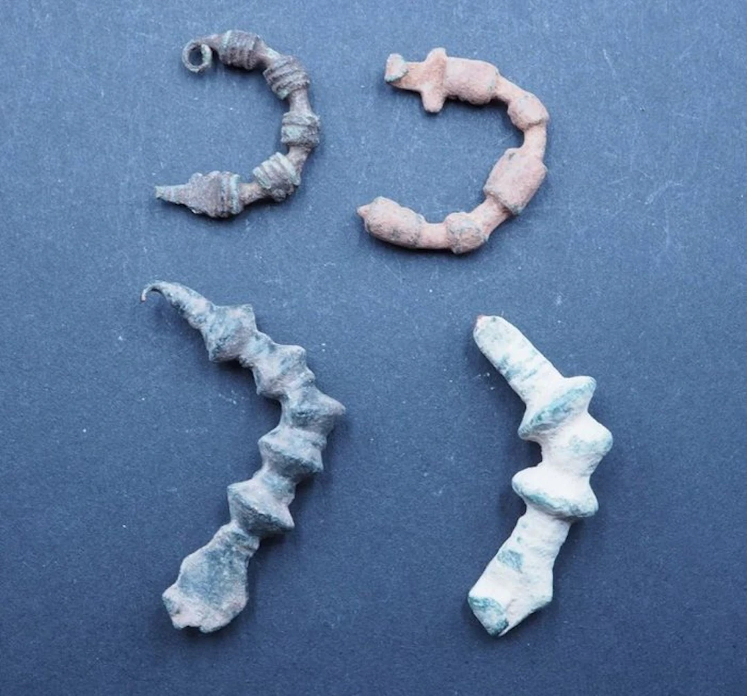 Ancient Greek Bronze Four bow brooches (Phrygian type) (No reserve price)