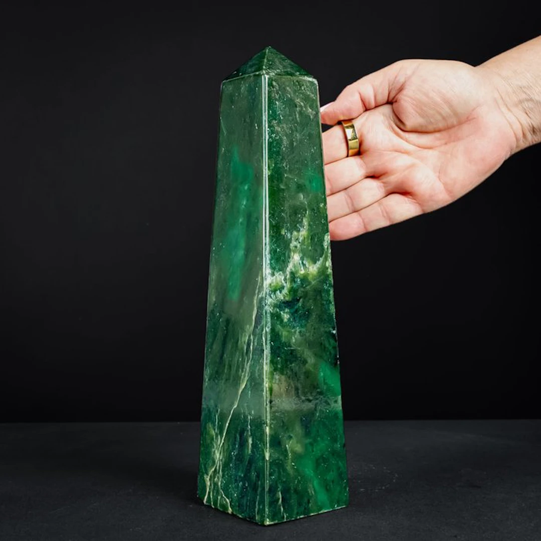 Monumental jade nephrite obelisk – imposing gemstone...
