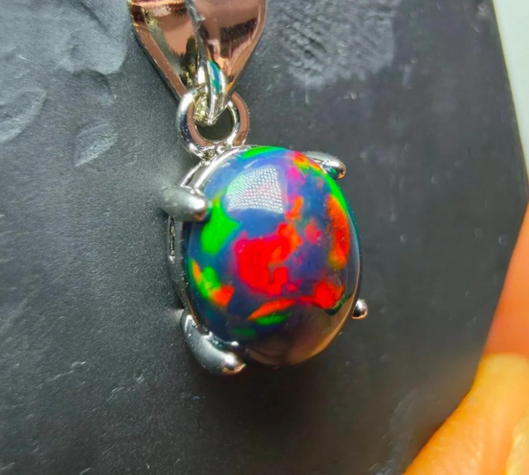 Opal Pendant - Height: 16 mm - Width: 7 mm- 0.87 g - (1)