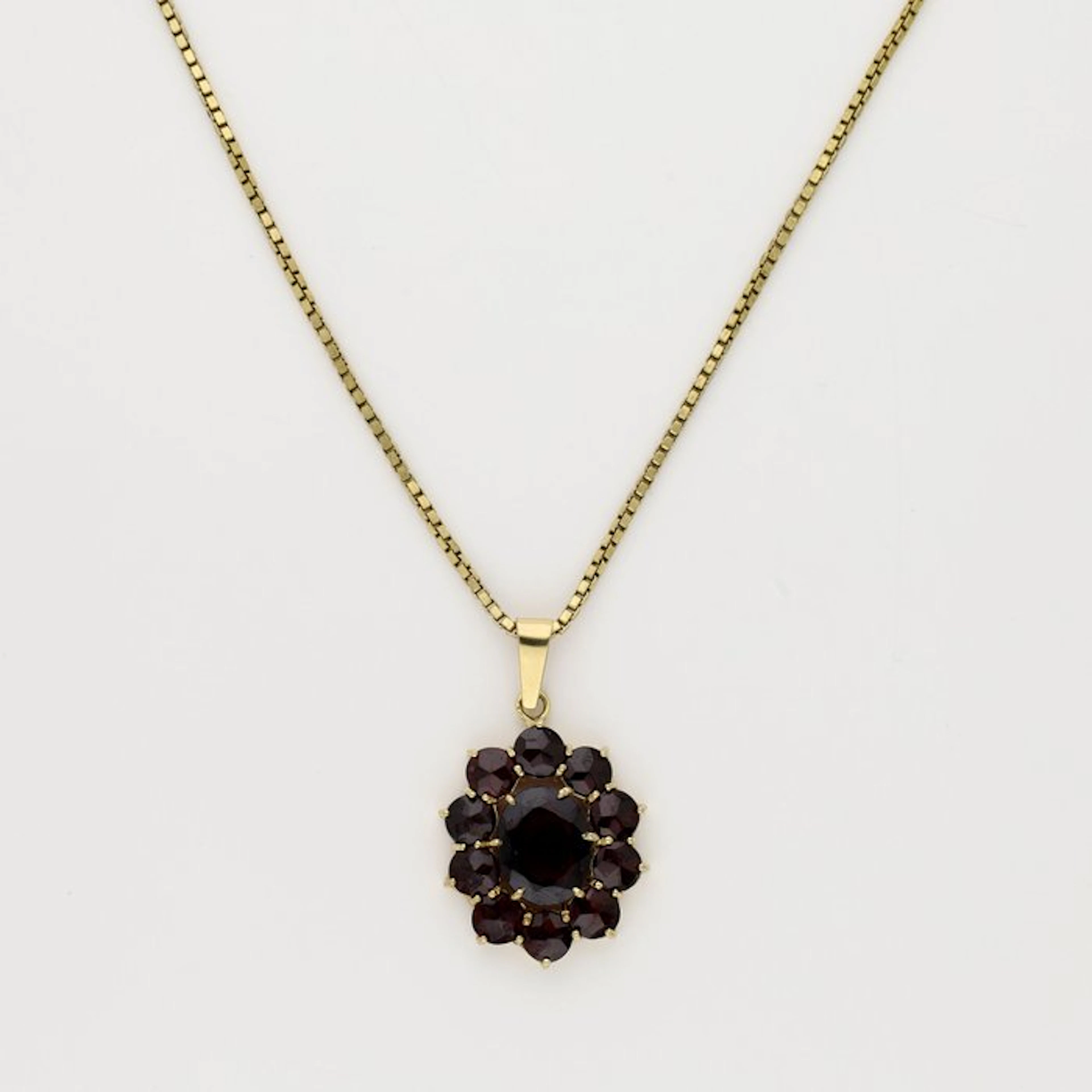 Necklace with pendant - 8 kt. Yellow gold Garnet
