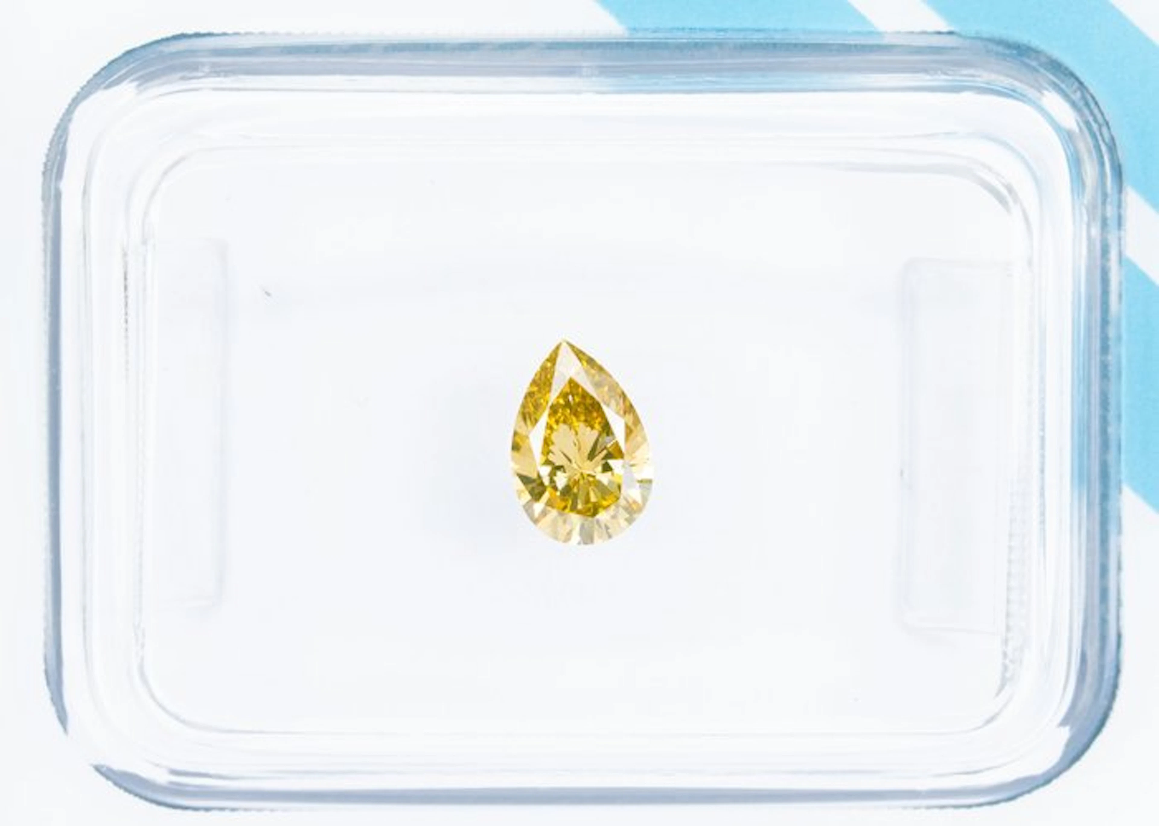 No reserve price - 1 pcs Diamond (Natural coloured)...