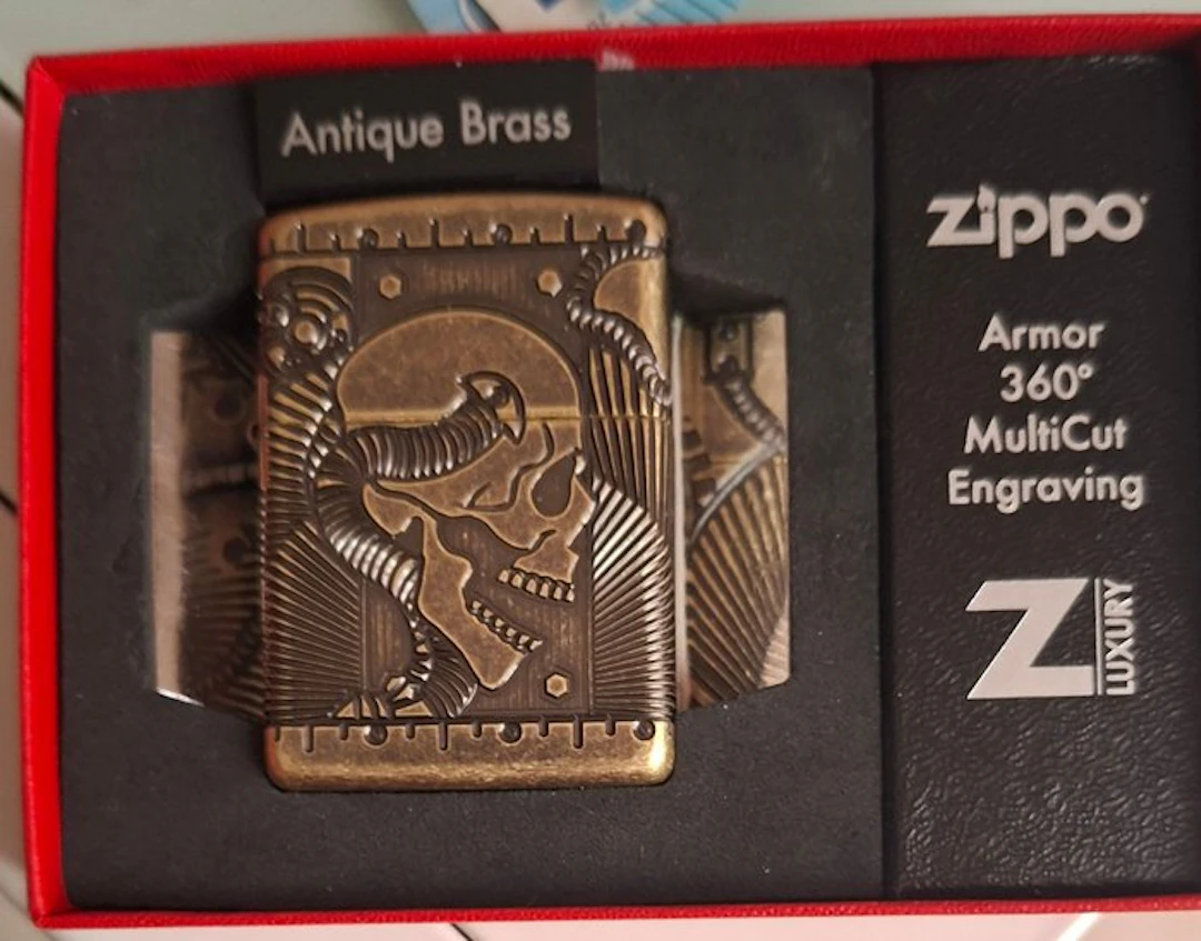 Zippo - osi di uno Zippo Armor 360° MultiCut Engraving...