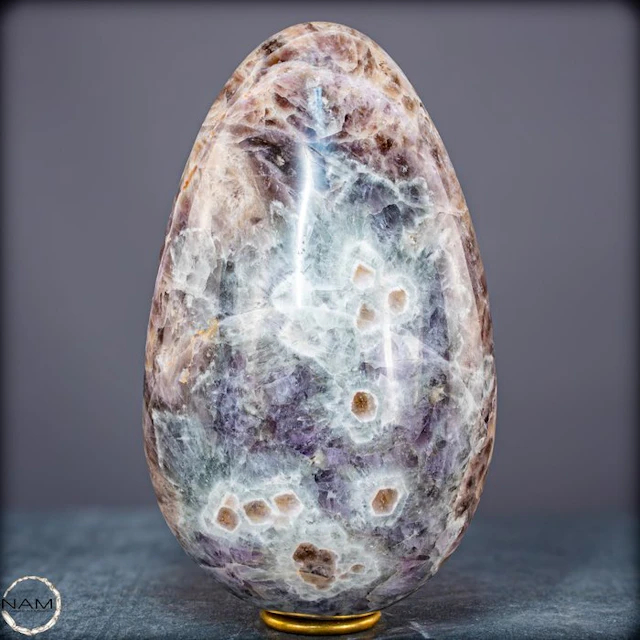 Elegant Chevron-Amethyst Egg – harmonious violet-white structure- 4265.99 g