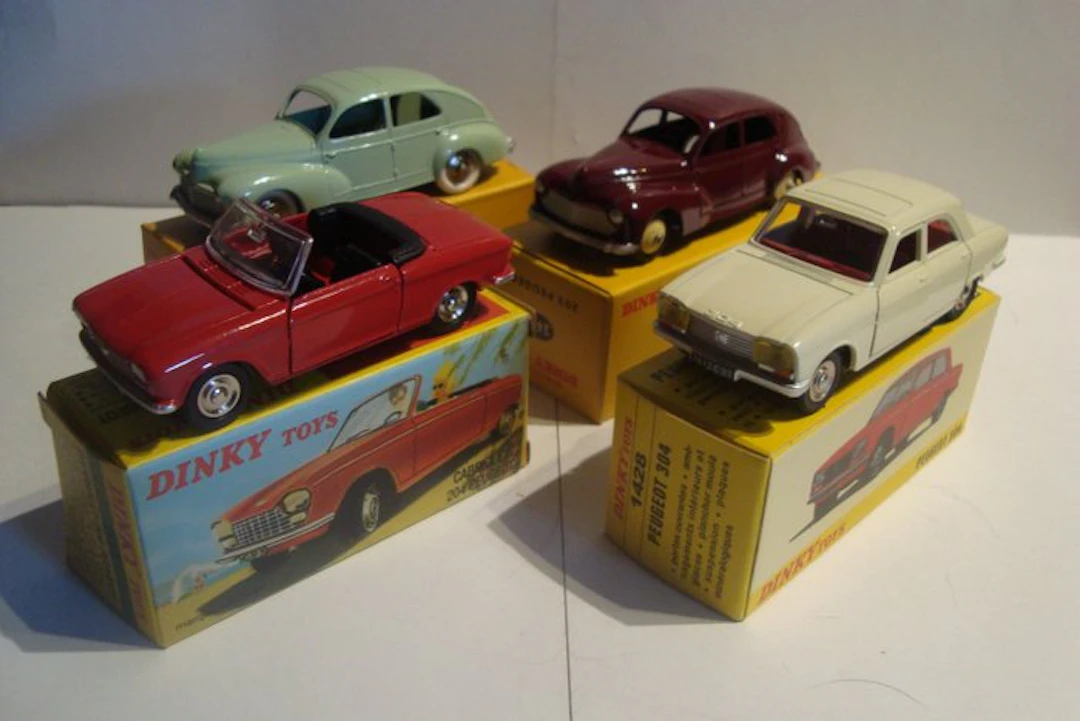 Dinky Toys 1:43 - Model car (4) - Voitures Peugeot 1/43...
