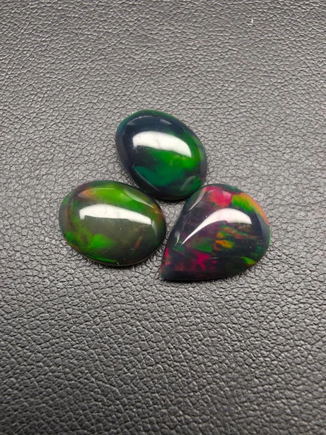 8.4 ct Black Opal Cabochons- 1.68 g - (3)