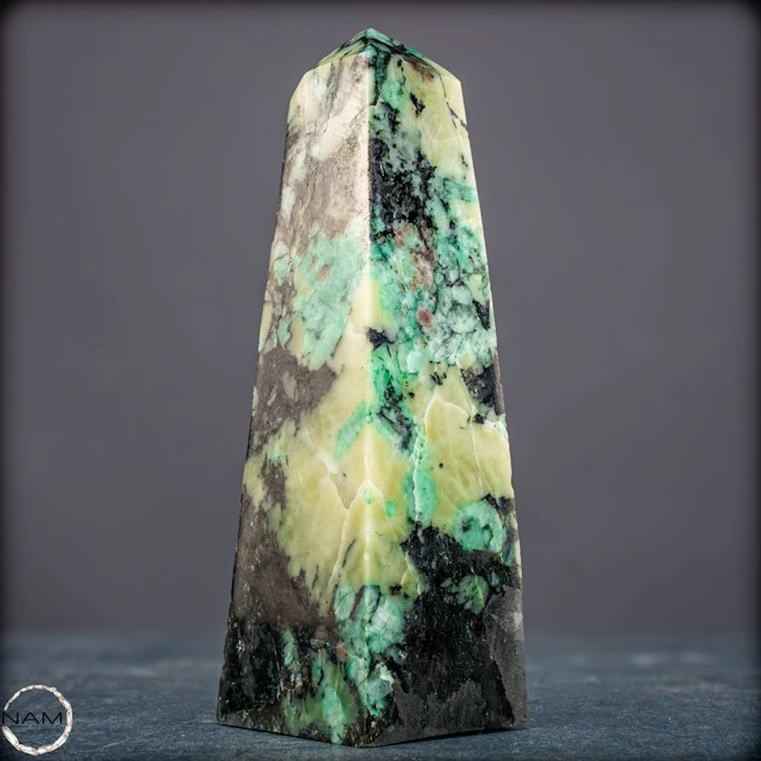 Natural Emerald Obelisk - Top quality- 435.22 g