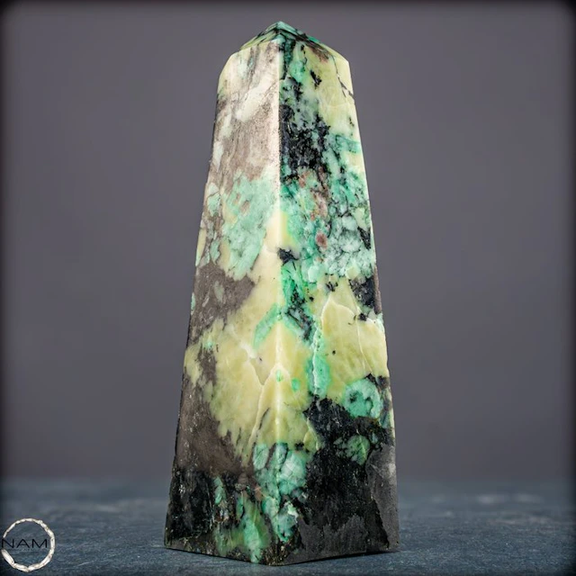 Natural Emerald Obelisk - Top quality- 435.22 g