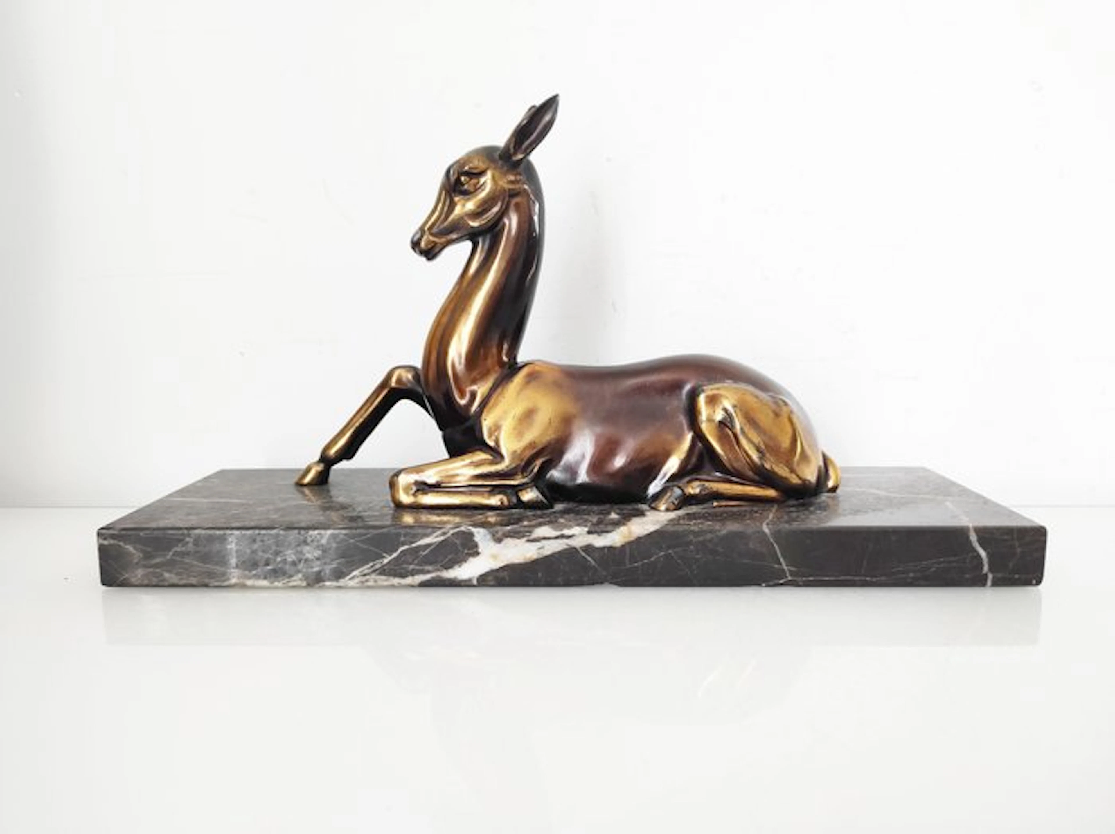 Sculpture, Biche - 32 cm de longueur - 16.5 cm - Spelter, Marble