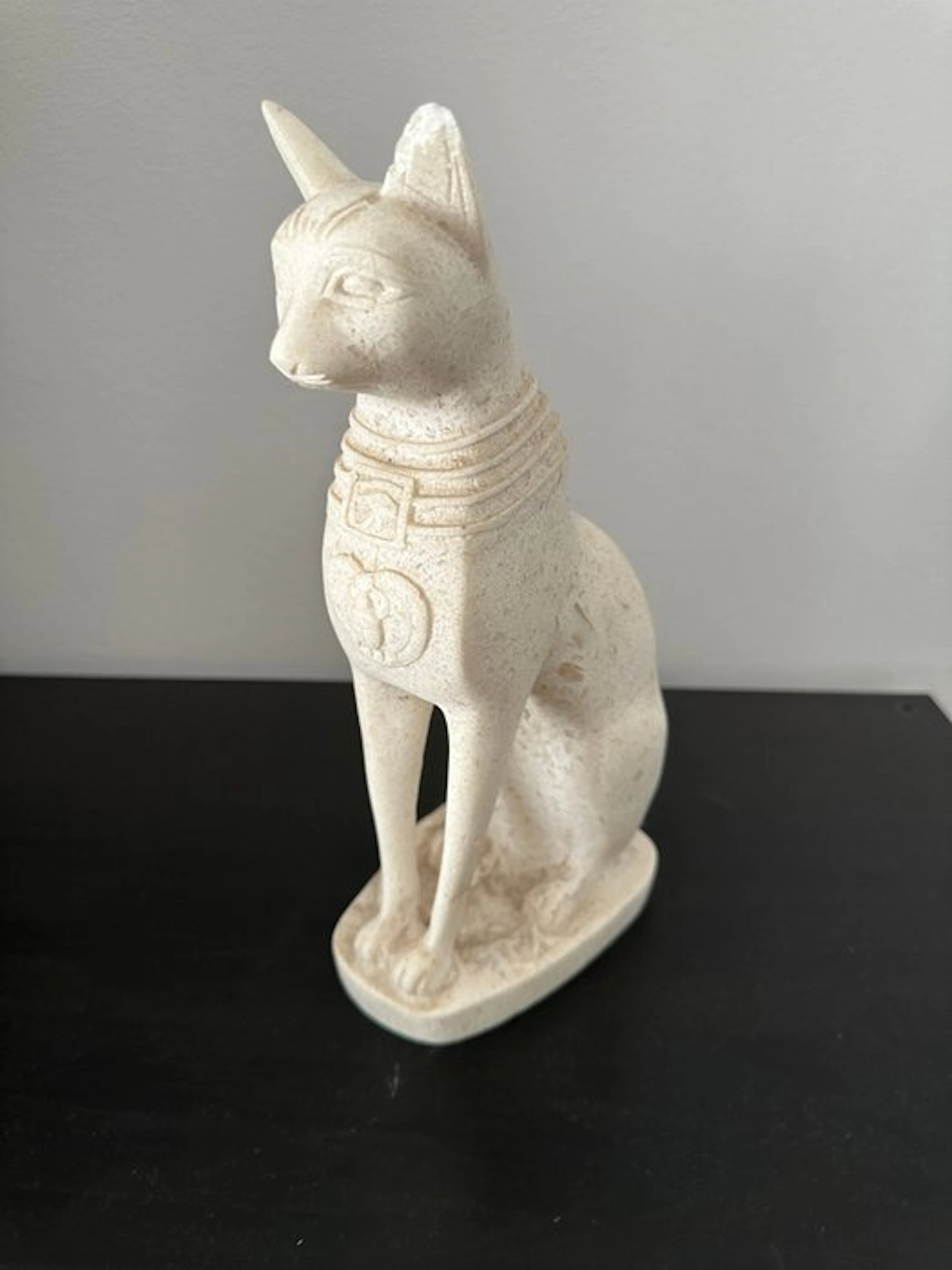 Sculpture, La scultura raffigura la dea gatta Bastet - 40 cm - Alabaster - 2020