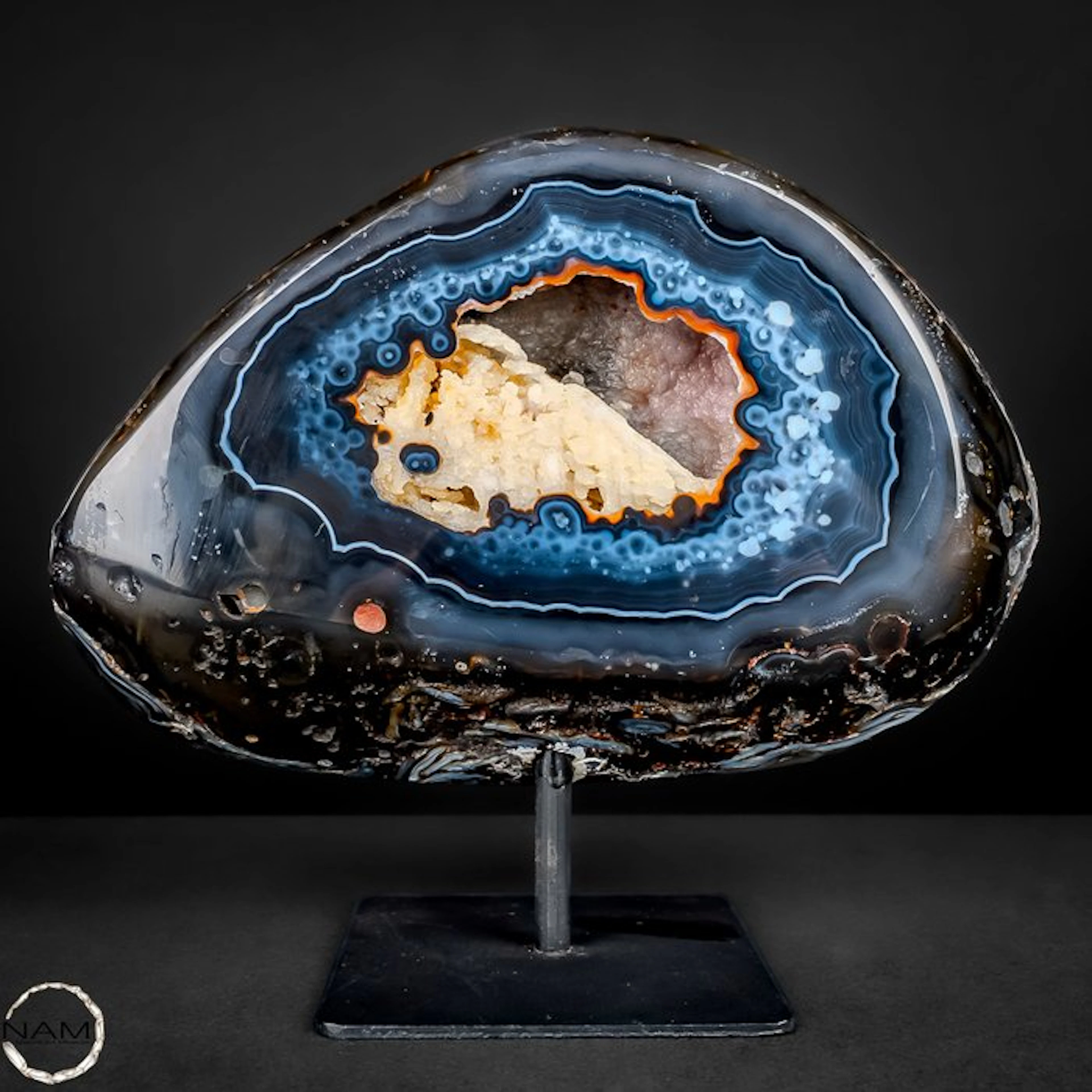 Exclusive agate- & chalcedony-druse with calcite crystal...