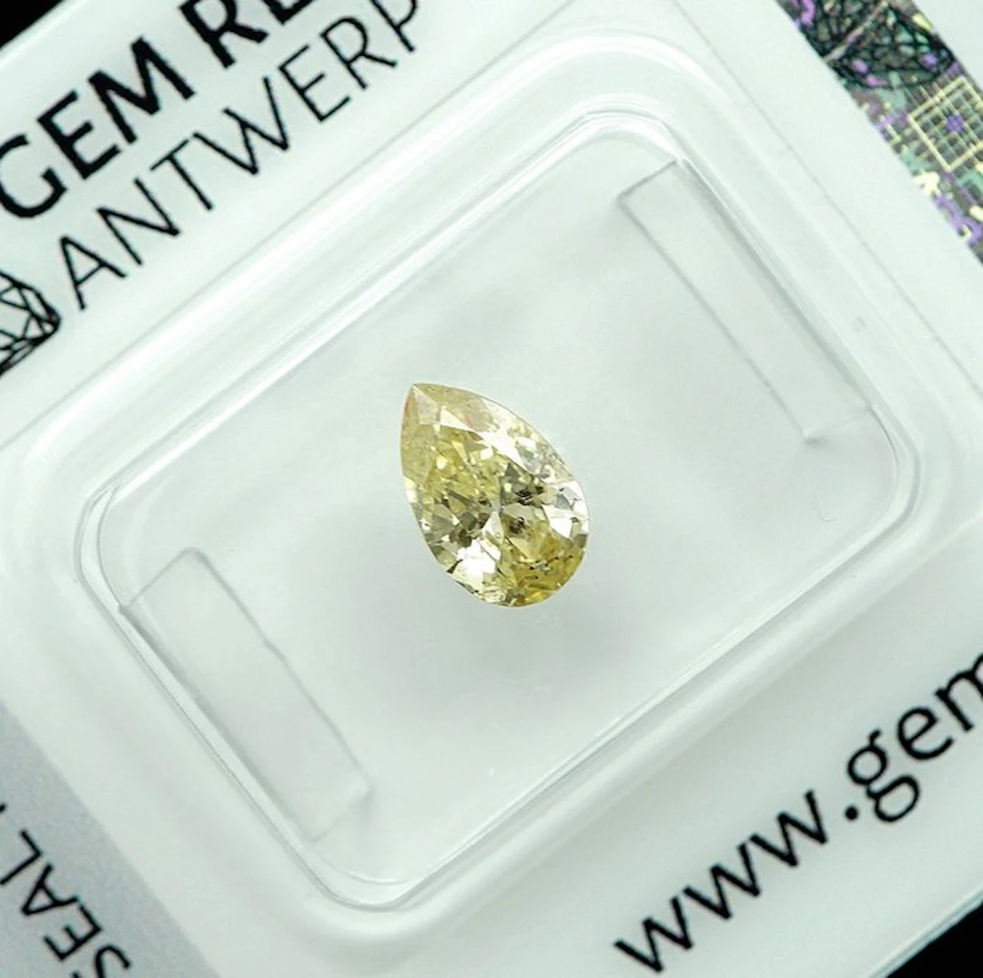1 pcs Diamond (Colour-treated) - 0.68 ct - Pear - Fancy...