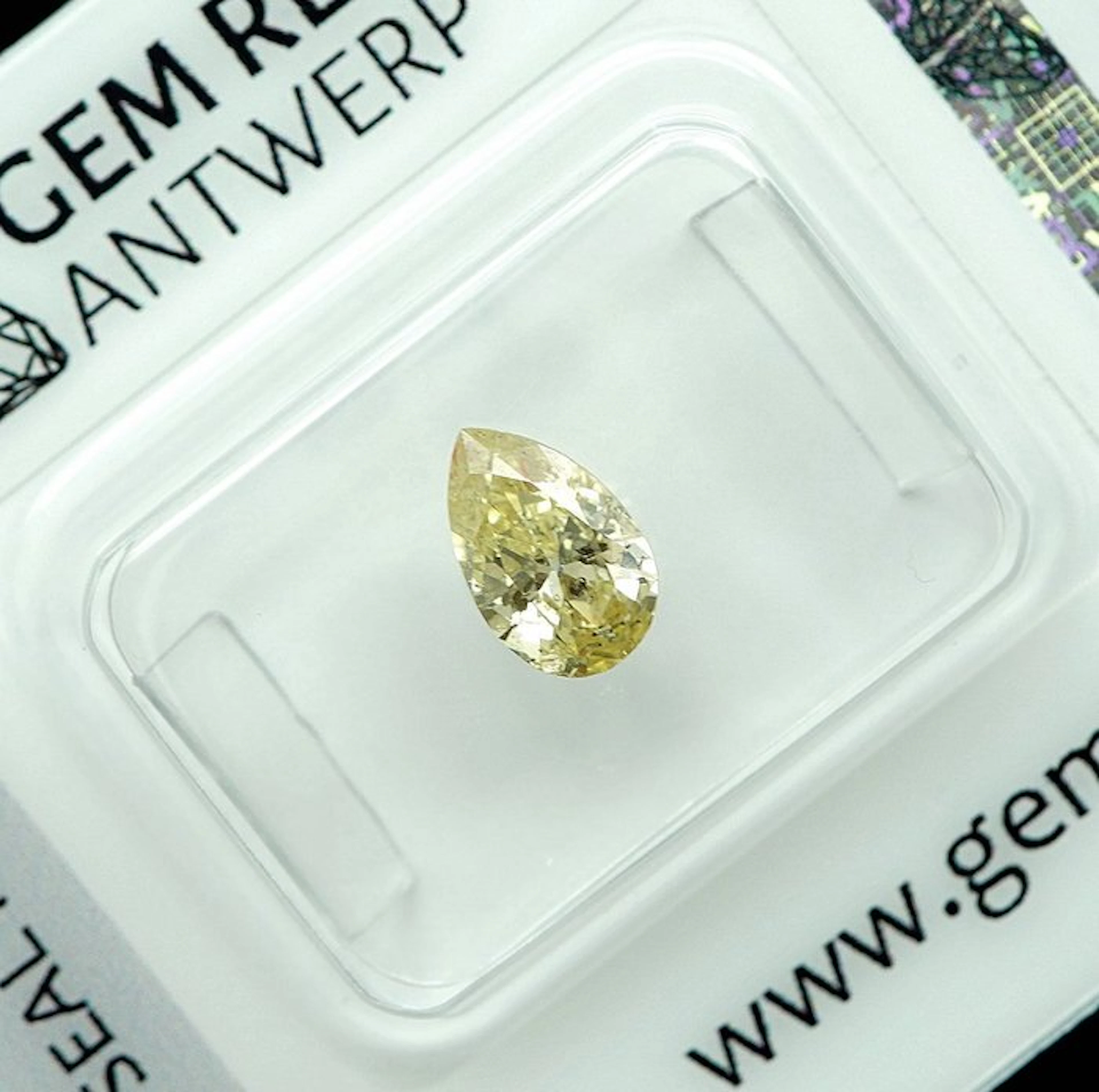 1 pcs Diamond (Colour-treated) - 0.68 ct - Pear - Fancy...