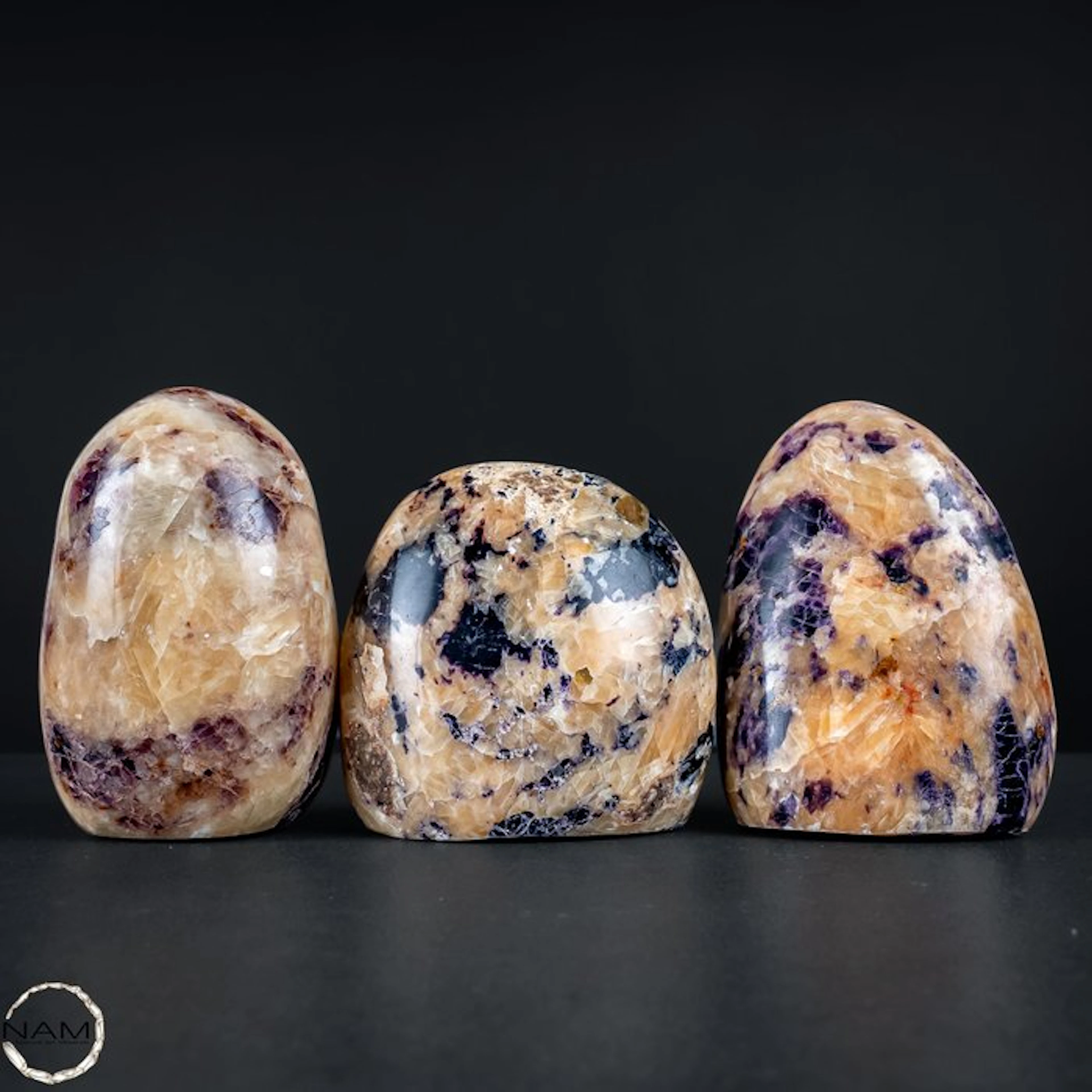 Calcite-fluorite freeforms – Fascinating play of colors in cream