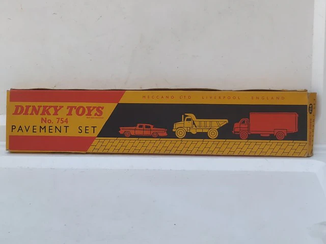 Dinky Toys 1:32 - Model car (30) - Dinky Toys Original...
