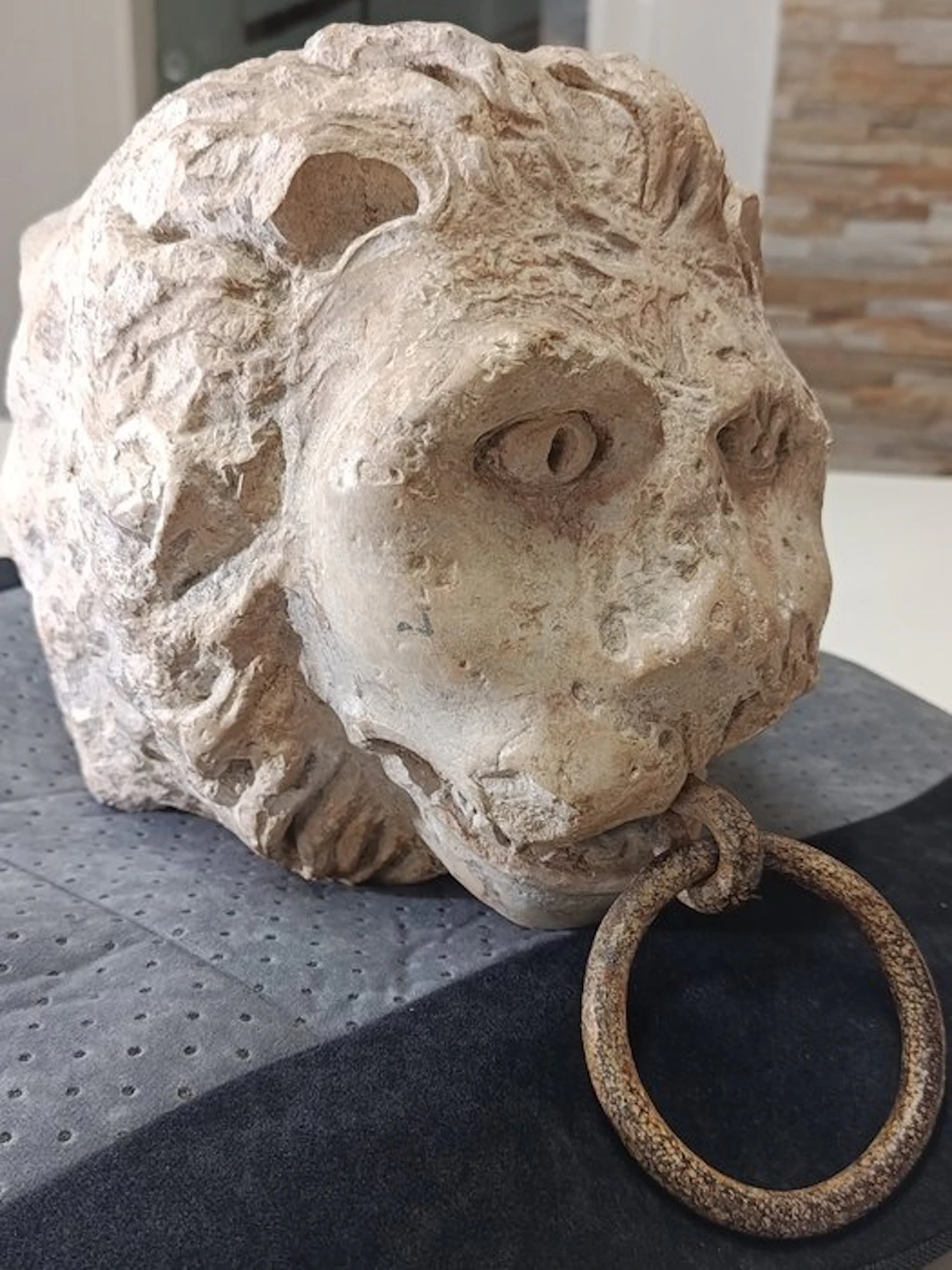 Antique Architectural ornament - In renaissance style - An ancient lion's head.